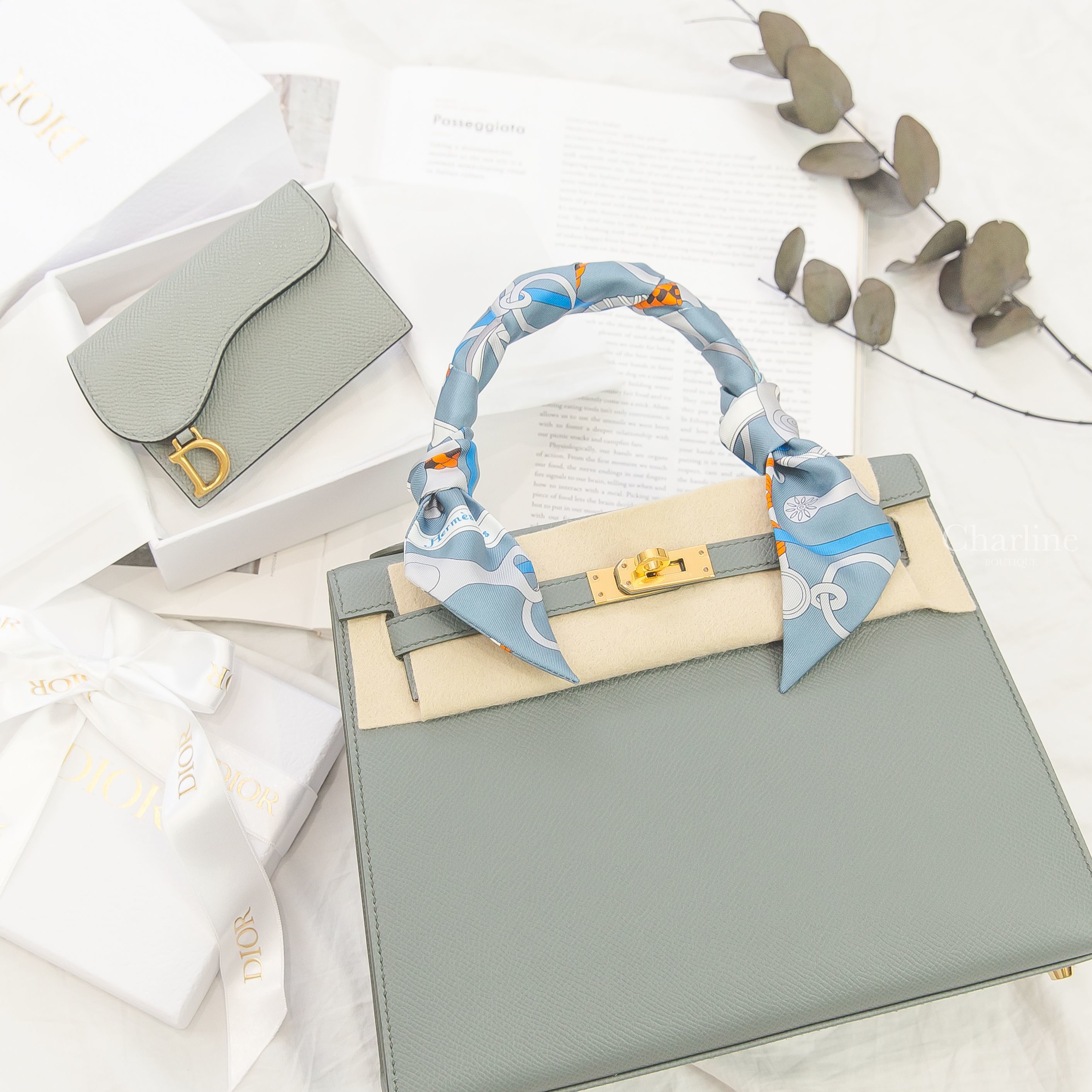 Dior Saddle Flap Card Holder 灰色D金飾扣式荔枝紋小牛皮馬鞍卡片夾,Hermès Kelly 25cm 63 Vert Amande Epsom Y刻杏仁綠金釦凱莉包-Charline Boutique 精品代購