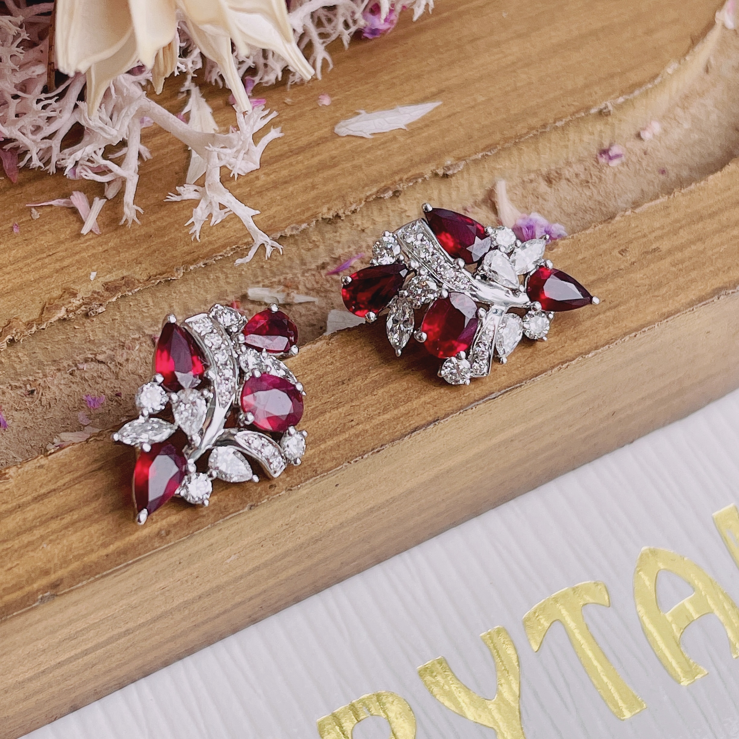 18K金紅寶石鑽石耳釘-鴿血紅