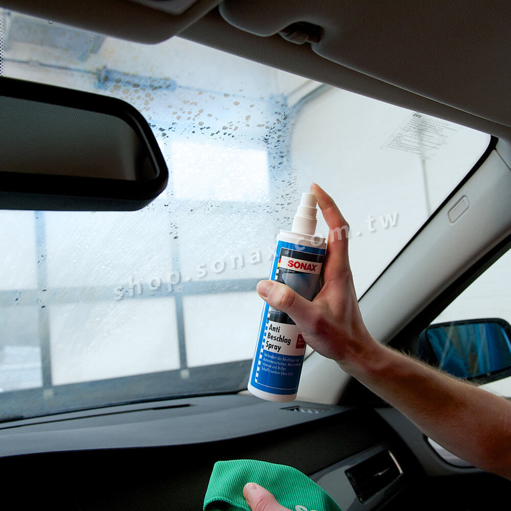 車內的玻璃噴上防霧劑避免起霧
