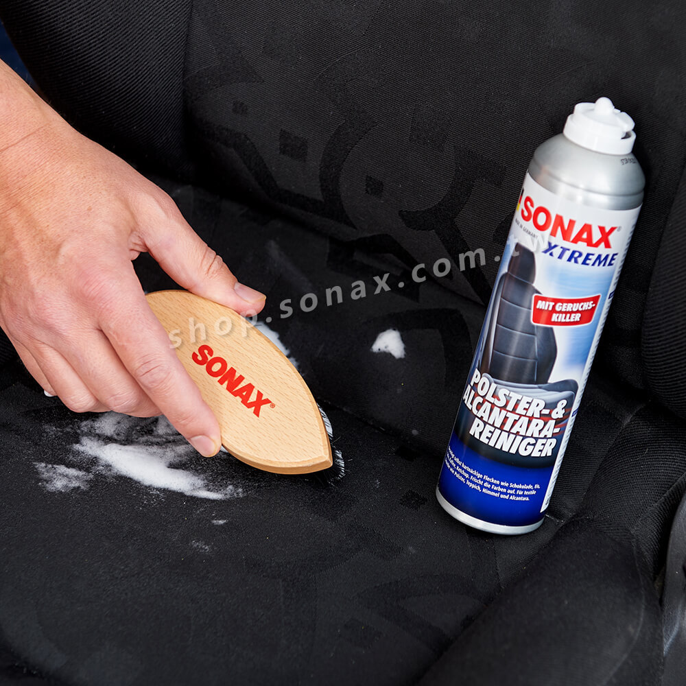 使用內裝美容刷子和麂皮布椅美容劑進行清潔保養