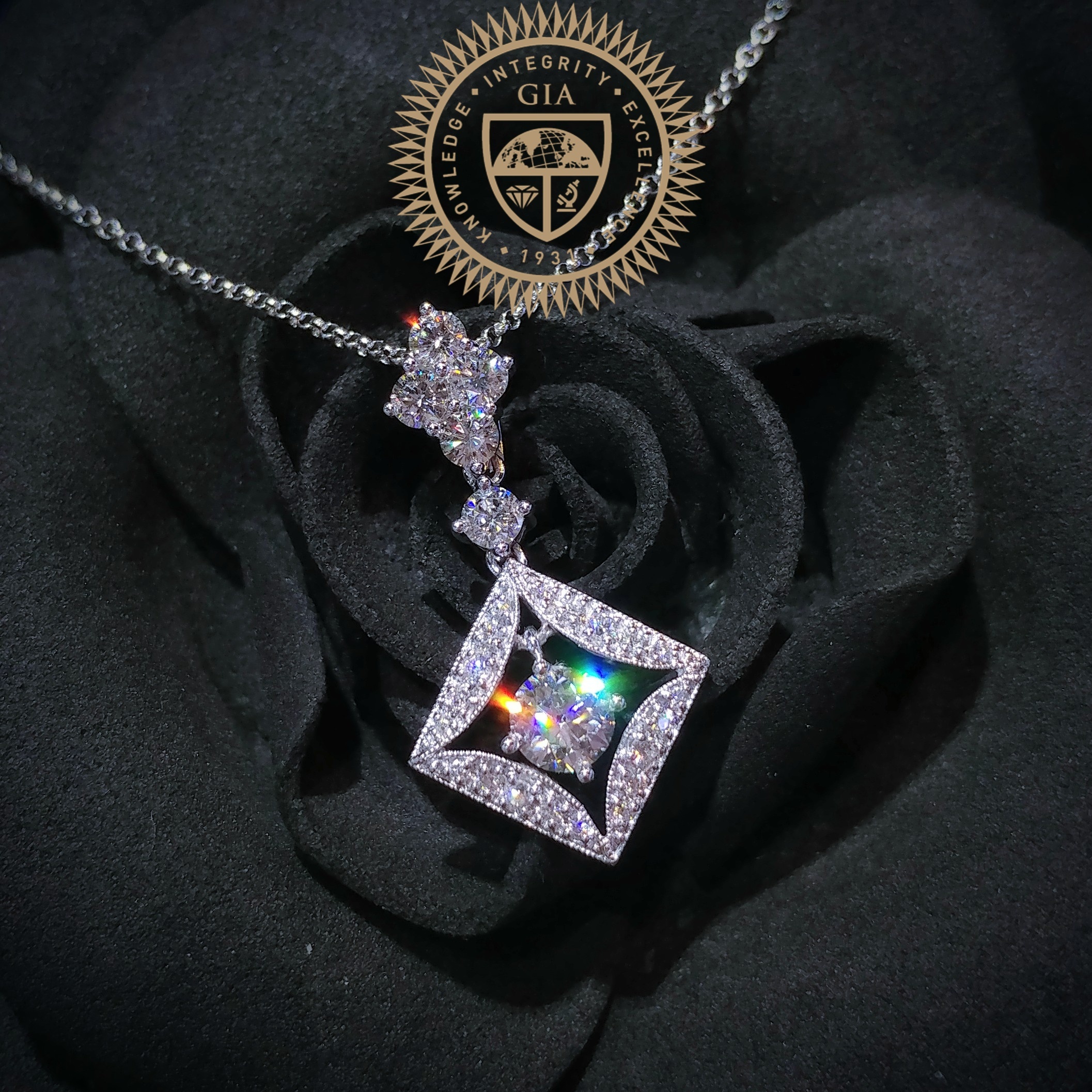 18K White Gold 1.06ct Diamond Pendant