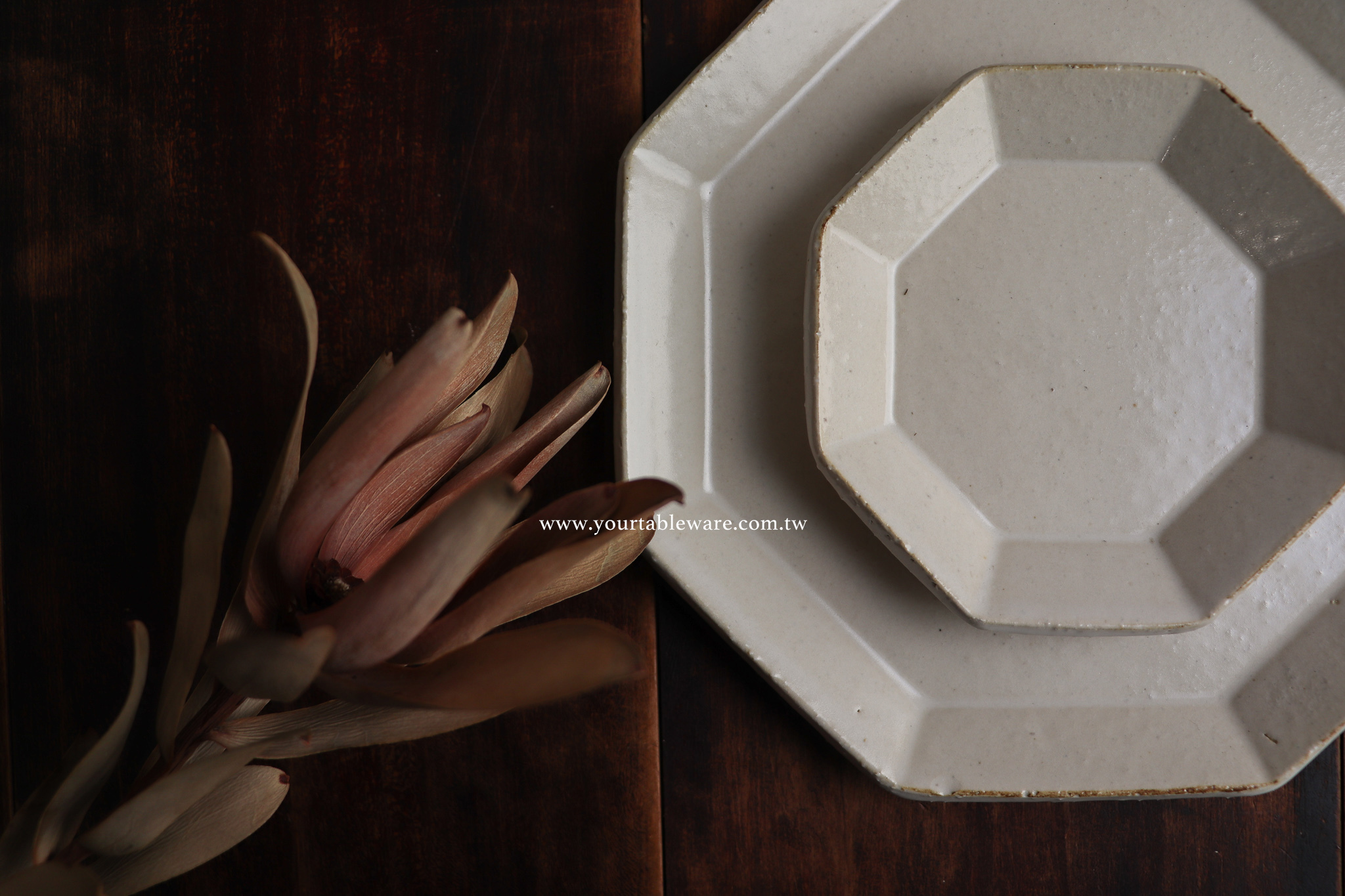 兩個一大一小的白色八角盤