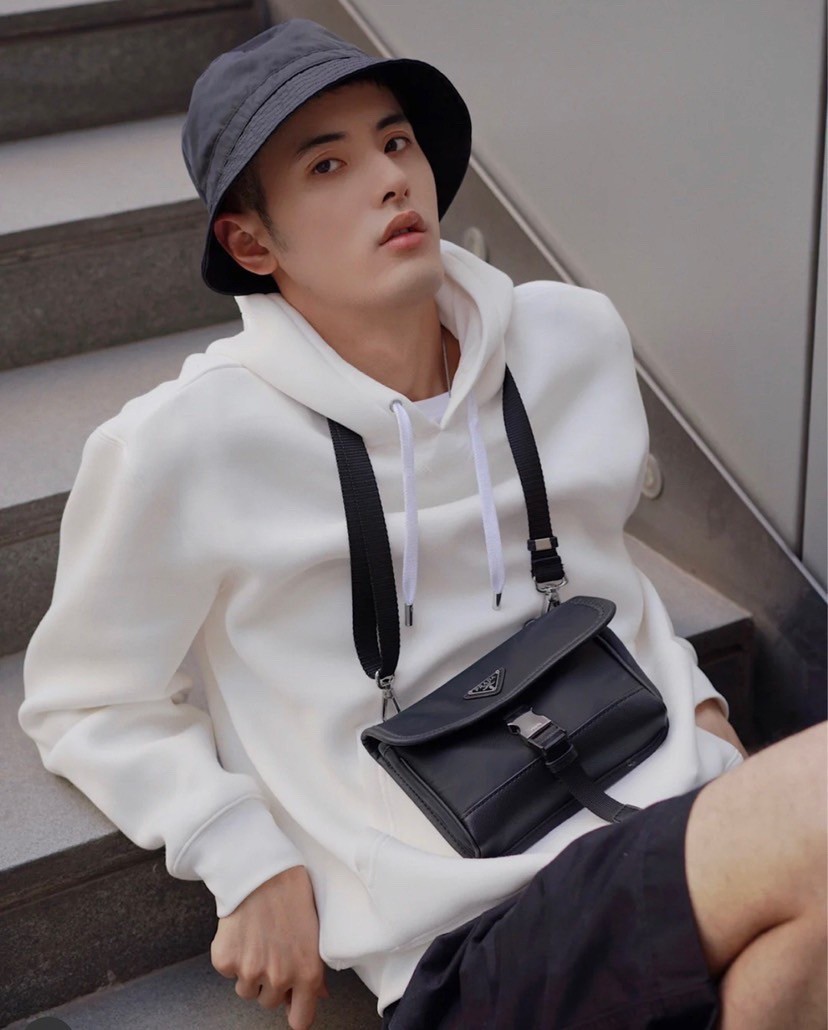 PRADA經典三角Logo 尼龍郵差包 相機包