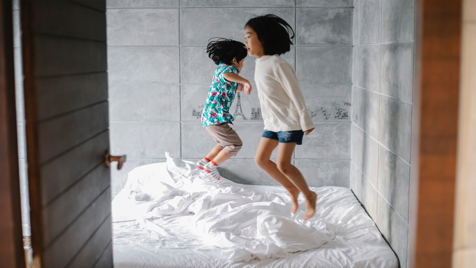 床墊保養5|避免在床墊上彈跳