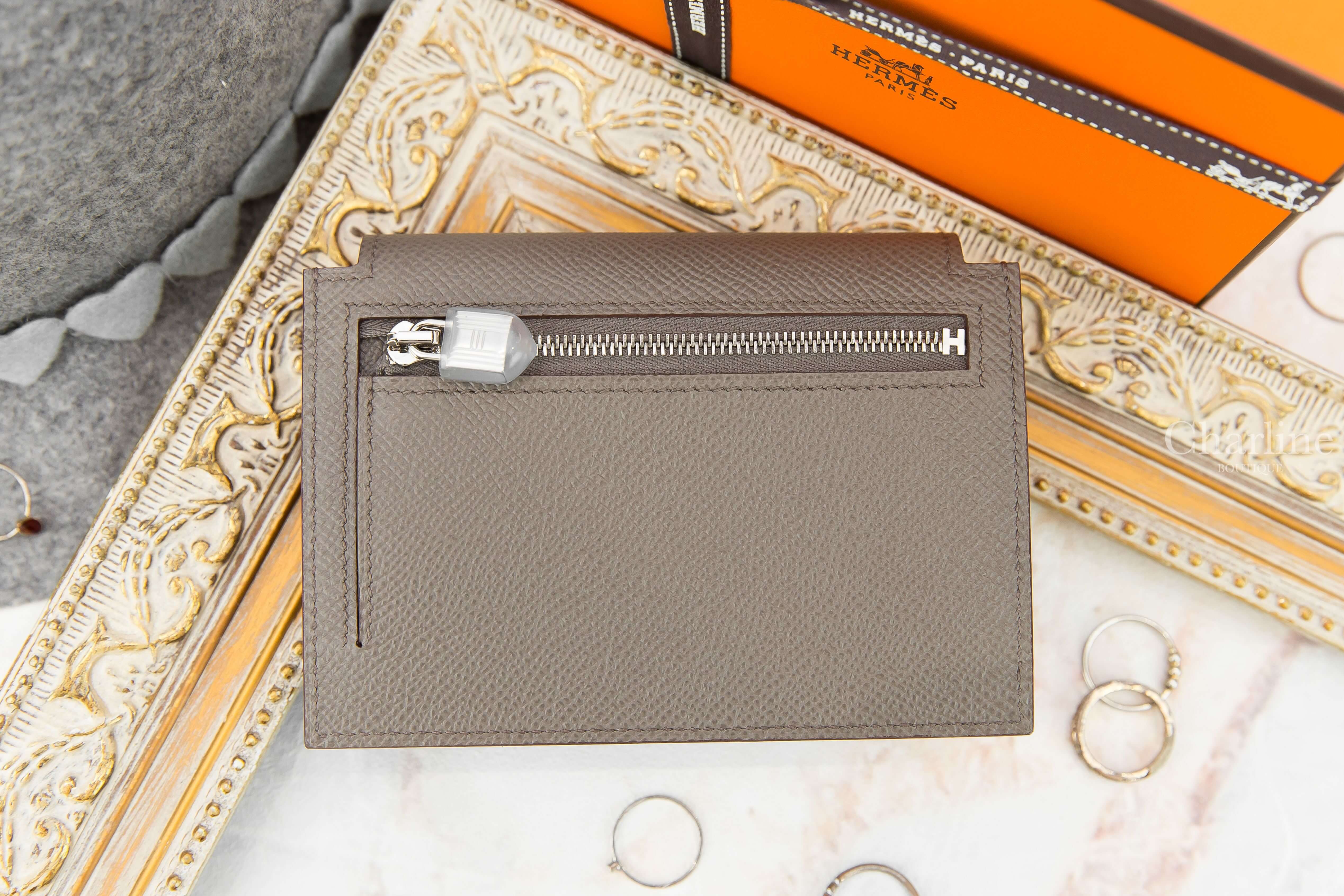 Hermès Kelly Pocket Compact Wallet 8F Etain Epsom Z刻錫器灰銀釦-Charline Boutique 精品代購