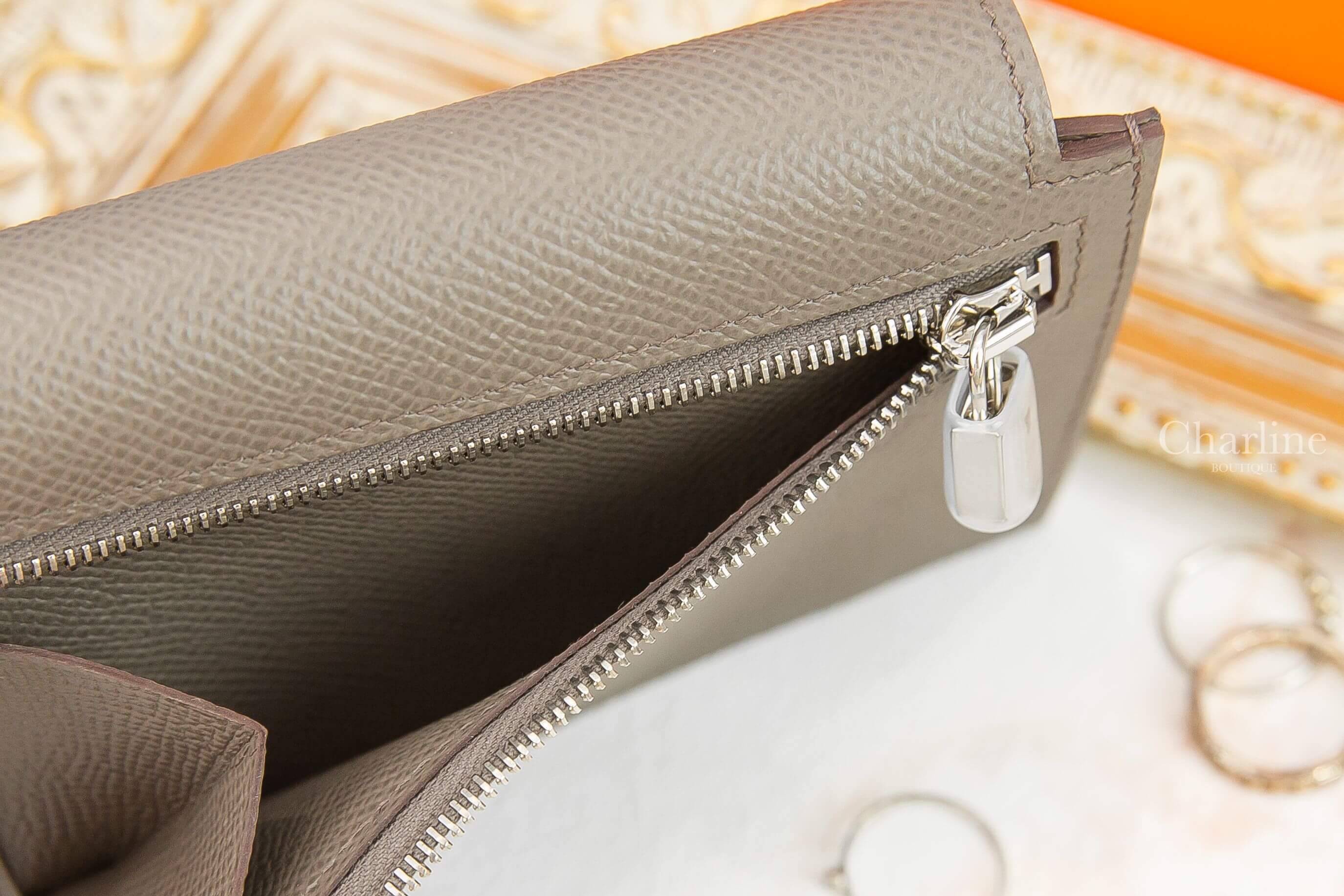 Hermès Kelly Pocket Compact Wallet 8F Etain Epsom Z刻錫器灰銀釦-Charline Boutique 精品代購