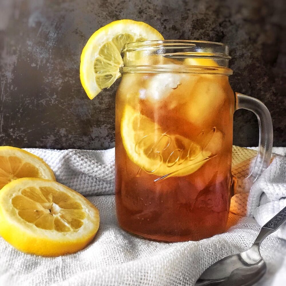 Холодный чай с лимоном рецепт. Чай с лимоном. Холодный чай с лимоном. Ice Tea лимон. Чай с лимоном в стакане.