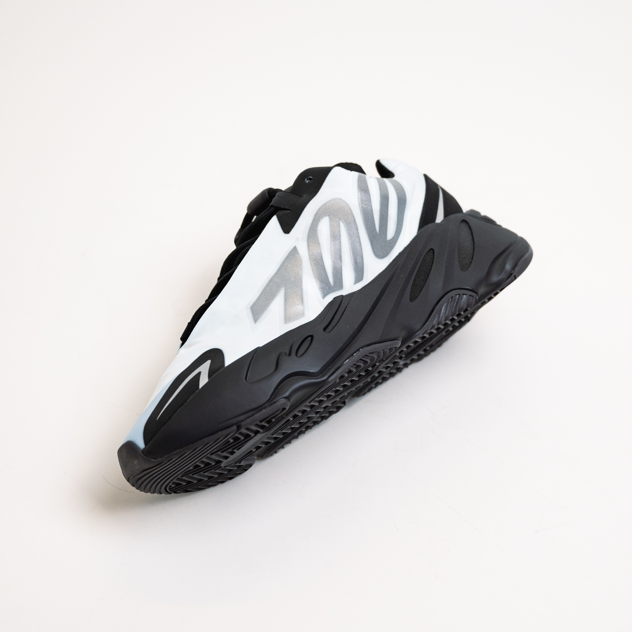 [現貨] Yeezy Boost 700 MNVN "Blue Tint" GZ0711