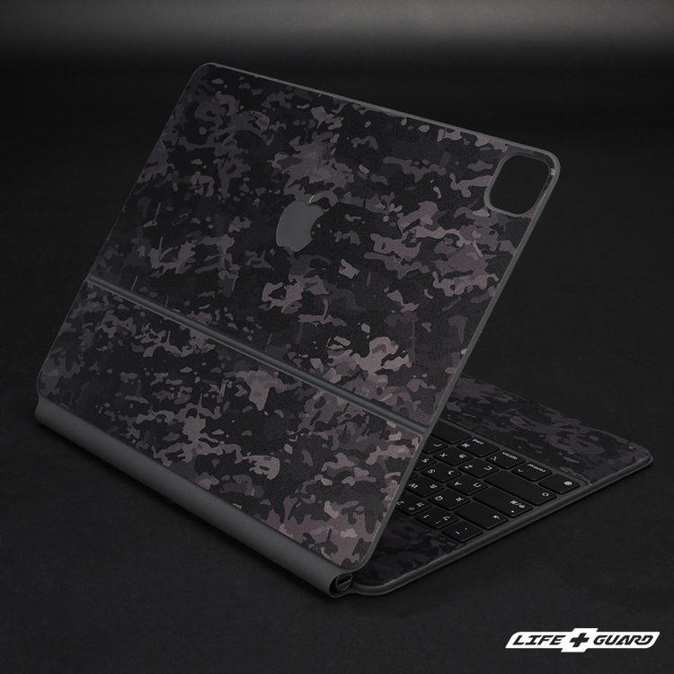 野戰迷彩黑貼膜質感特寫，LIFE+GUARD 專機專屬開版設計