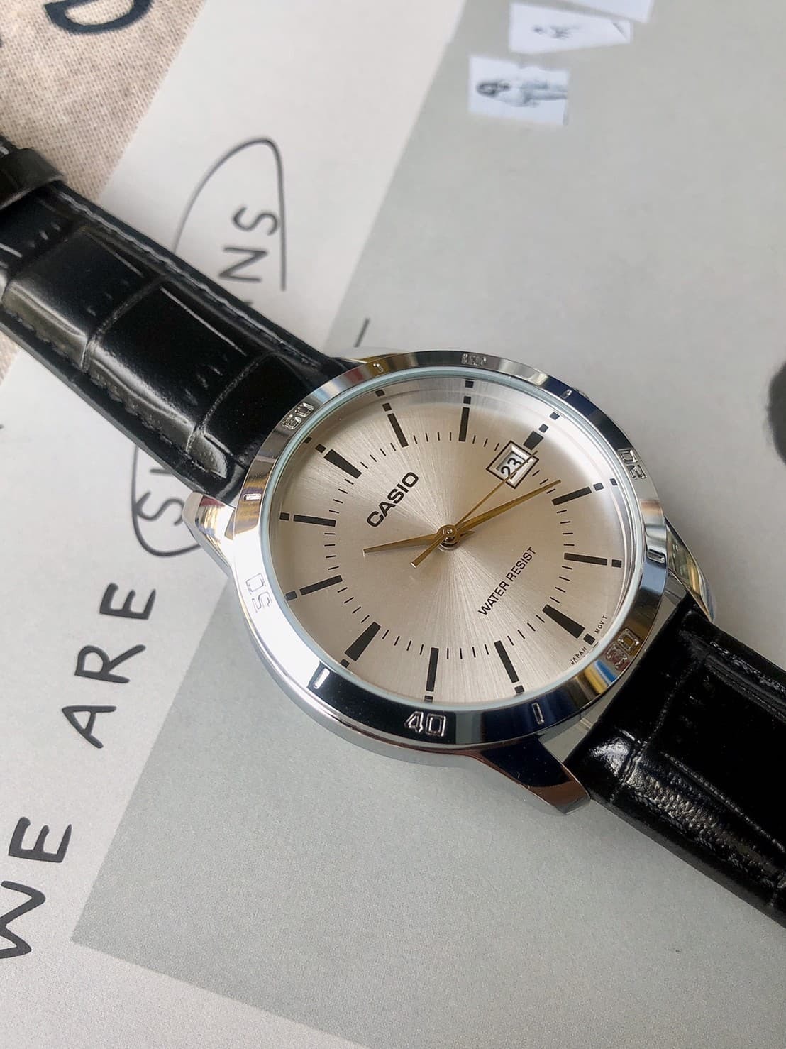 【CASIO 卡西歐】都會文青皮帶對錶 -白銀面  MTP-V004L-7A (41.5mm)/ LTP-V004L-7A  (30.2mm)  現代鐘錶