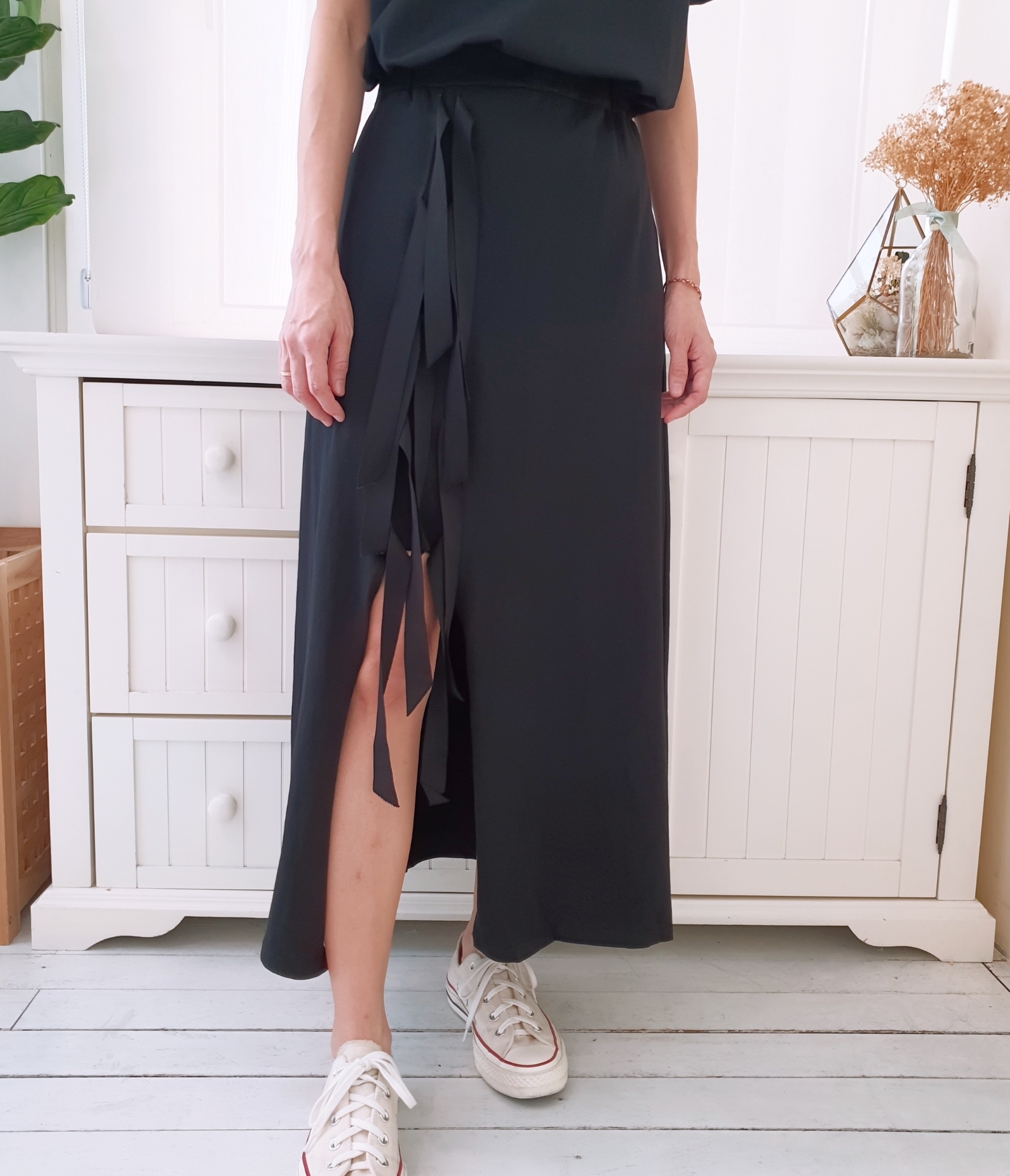 RUBBER WAIST FRONT SLIT LONG SKIRT
