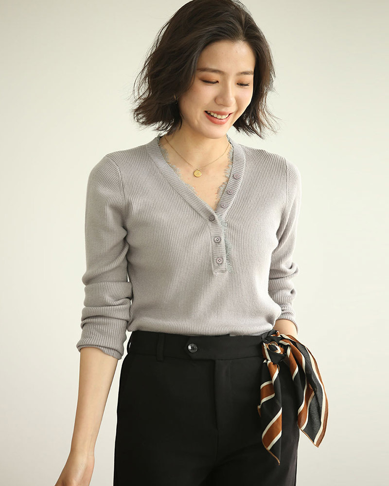 灰藍L/黑L【零碼出清不退換】V領蕾絲滾邊鈕釦坑條針織上衣 四色