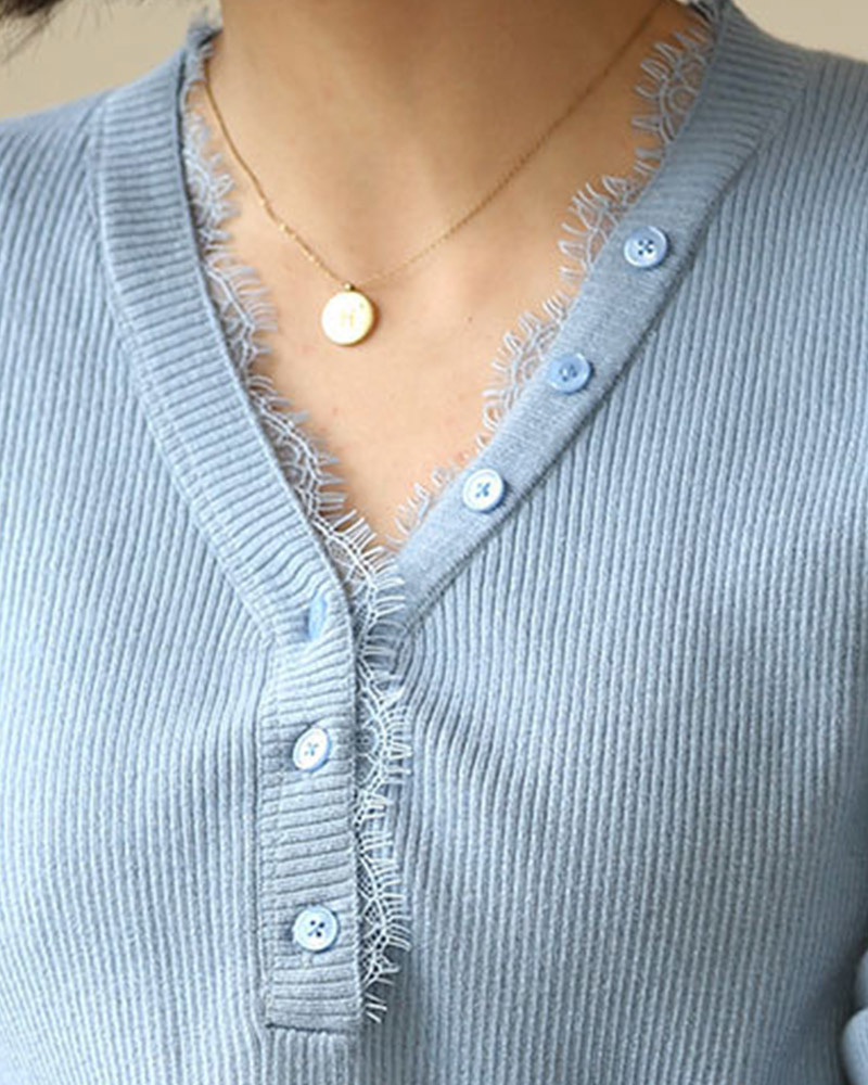 DEER.W V領蕾絲滾邊鈕釦坑條針織上衣 灰藍