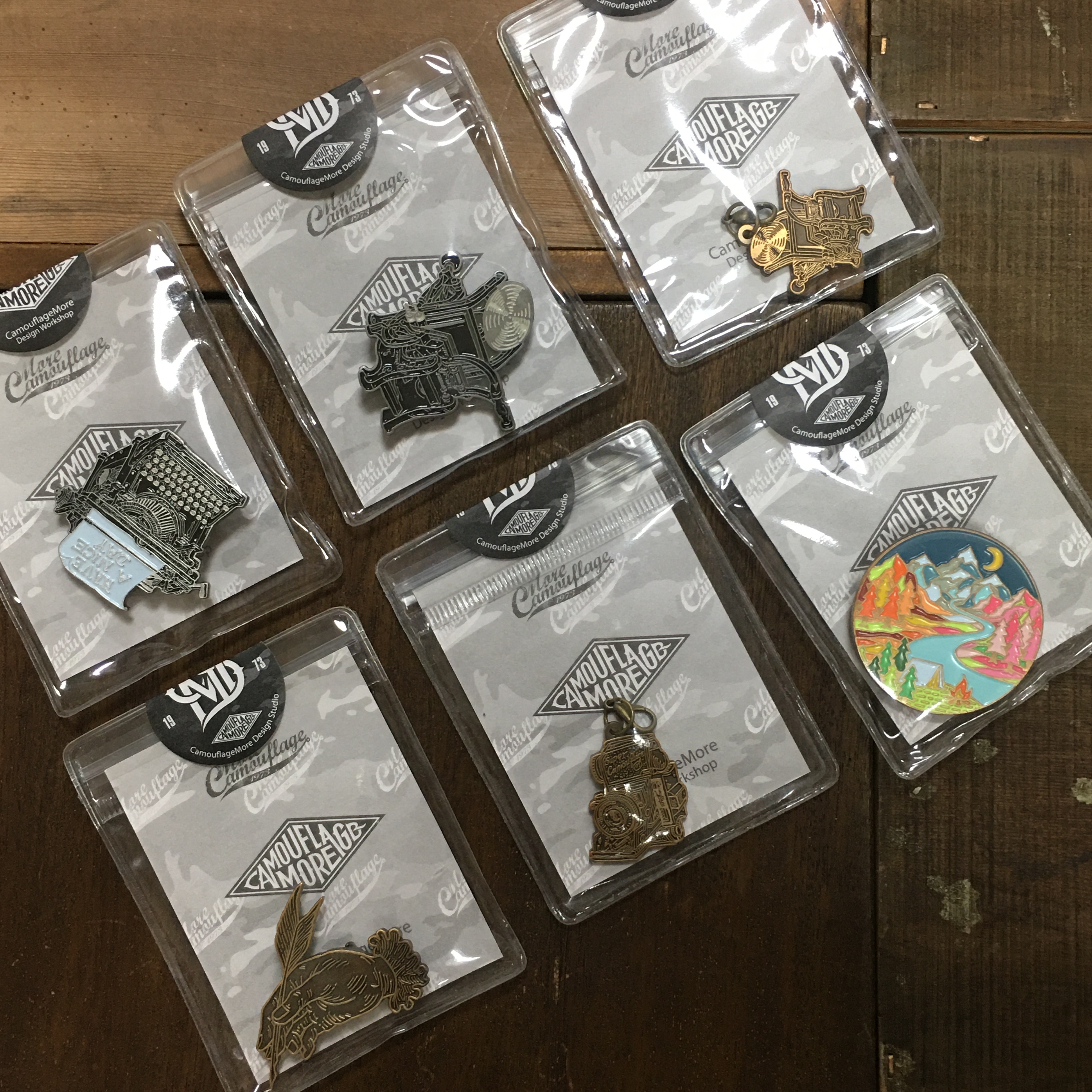 古董金屬吊飾 金屬烤漆別針 - 吉 / 摩爾