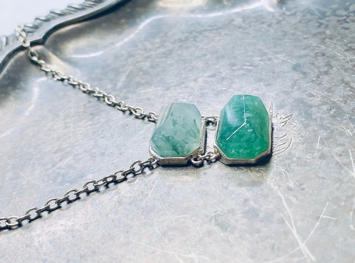 雙玉串串丨帶綠翡翠銀鑲製項鍊