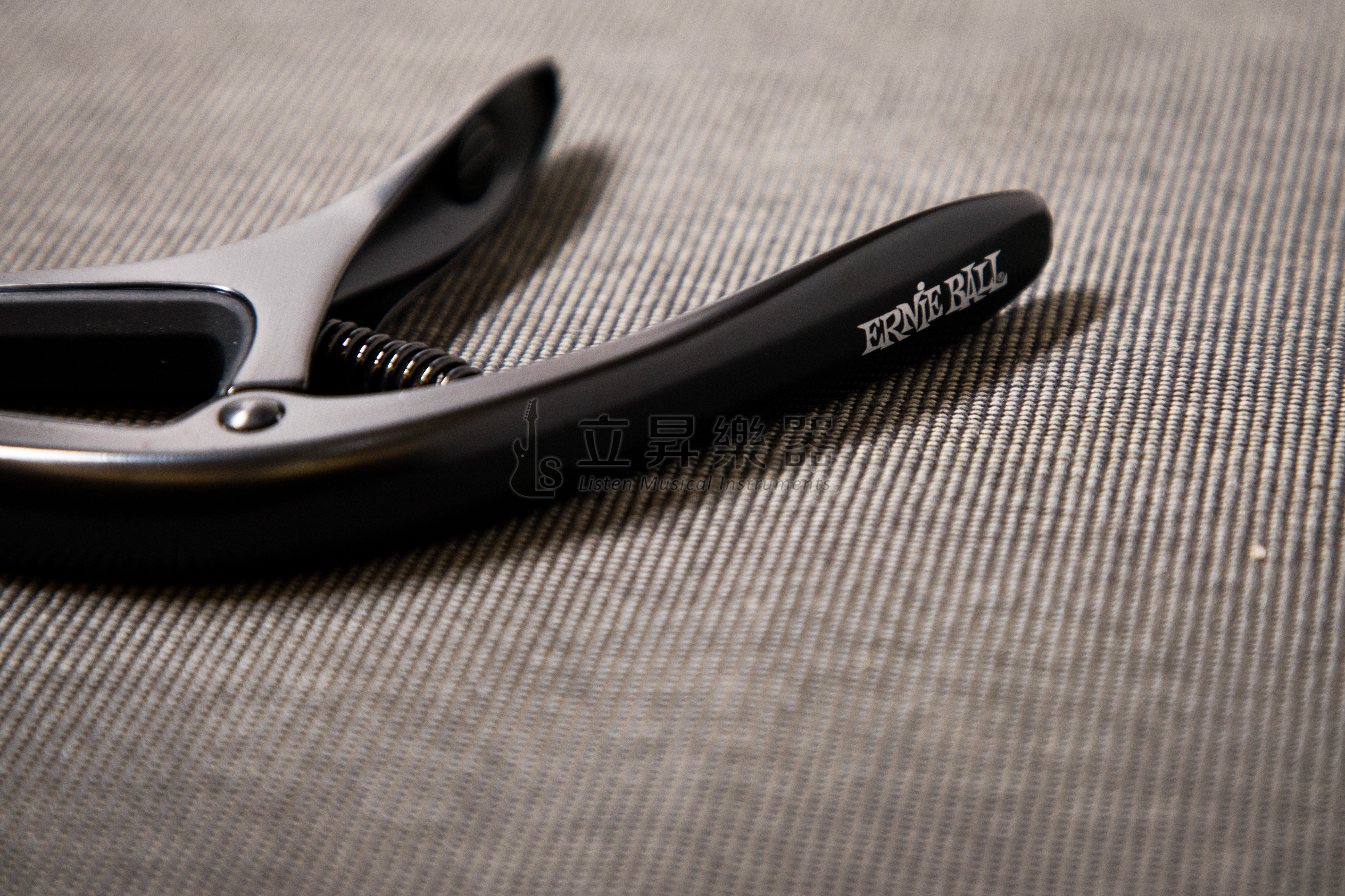 ERNIE ERNIE BALL AXIS CAPO 移調夾 P09600 Black 黑色 雙半徑設計 鋁製結構 民謠吉他/古典吉他/電吉他適用 第 3 張圖片｜三峽吉他 / Bass