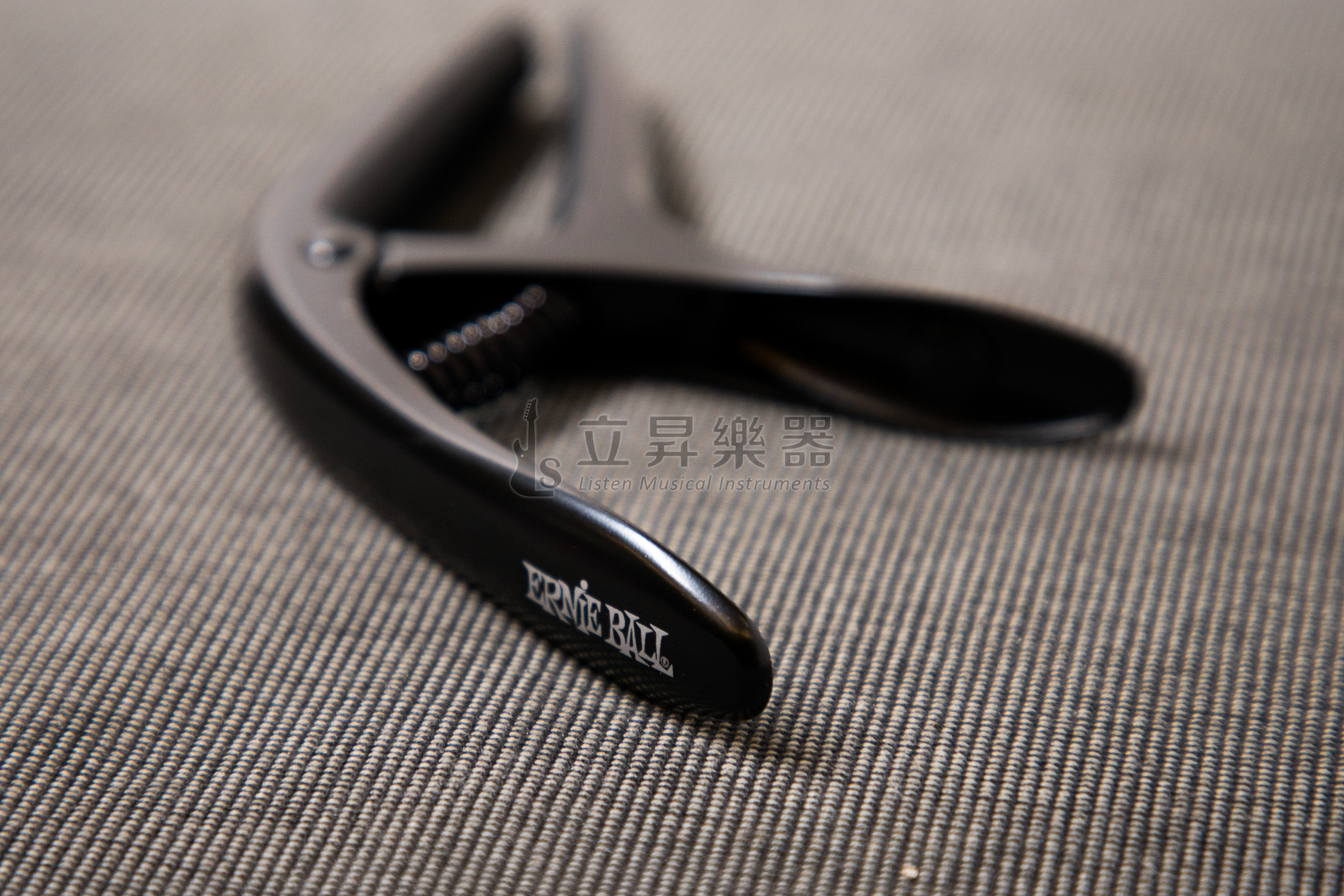 ERNIE ERNIE BALL AXIS CAPO 移調夾 P09600 Black 黑色 雙半徑設計 鋁製結構 民謠吉他/古典吉他/電吉他適用 第 4 張圖片｜三峽吉他 / Bass