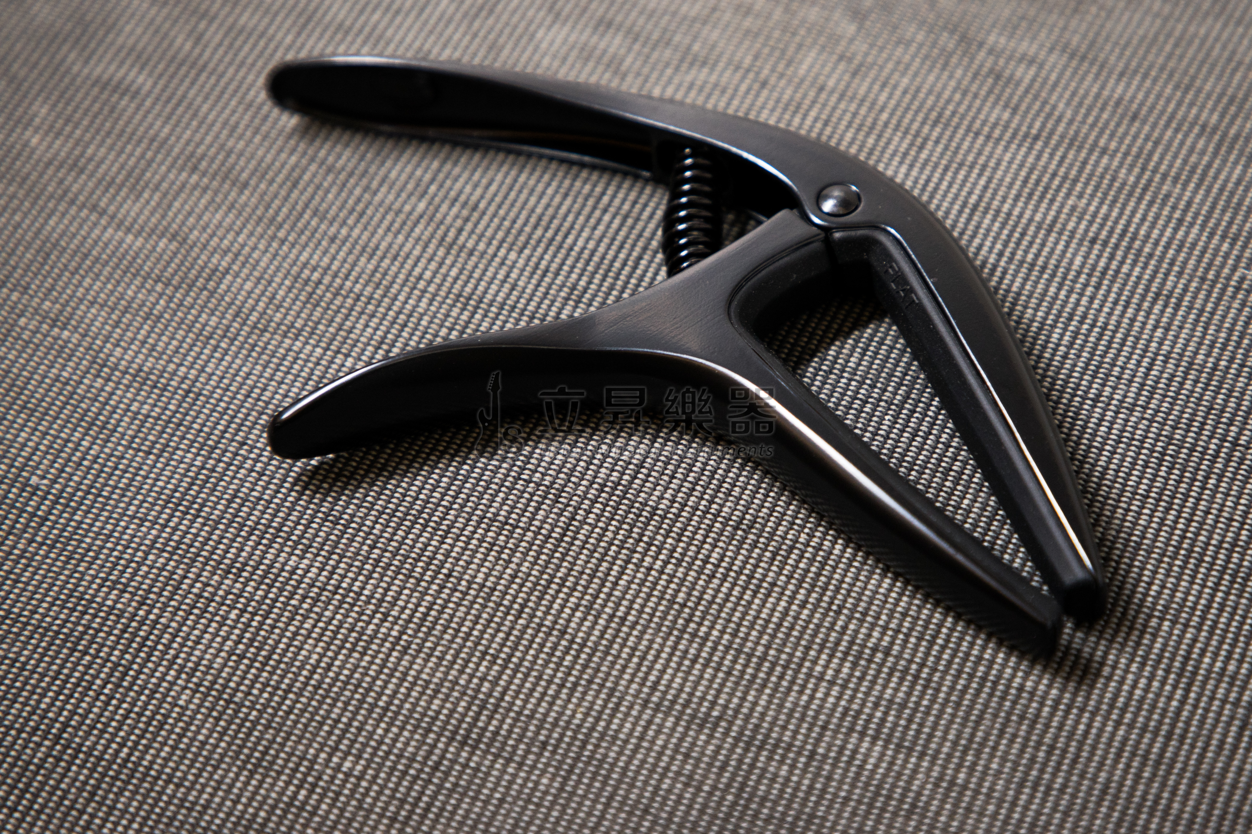 ERNIE BALL AXIS CAPO 移調夾 P09600 Black 黑色 雙半徑設計 鋁製結構 民謠吉他/古典吉他/電吉他適用