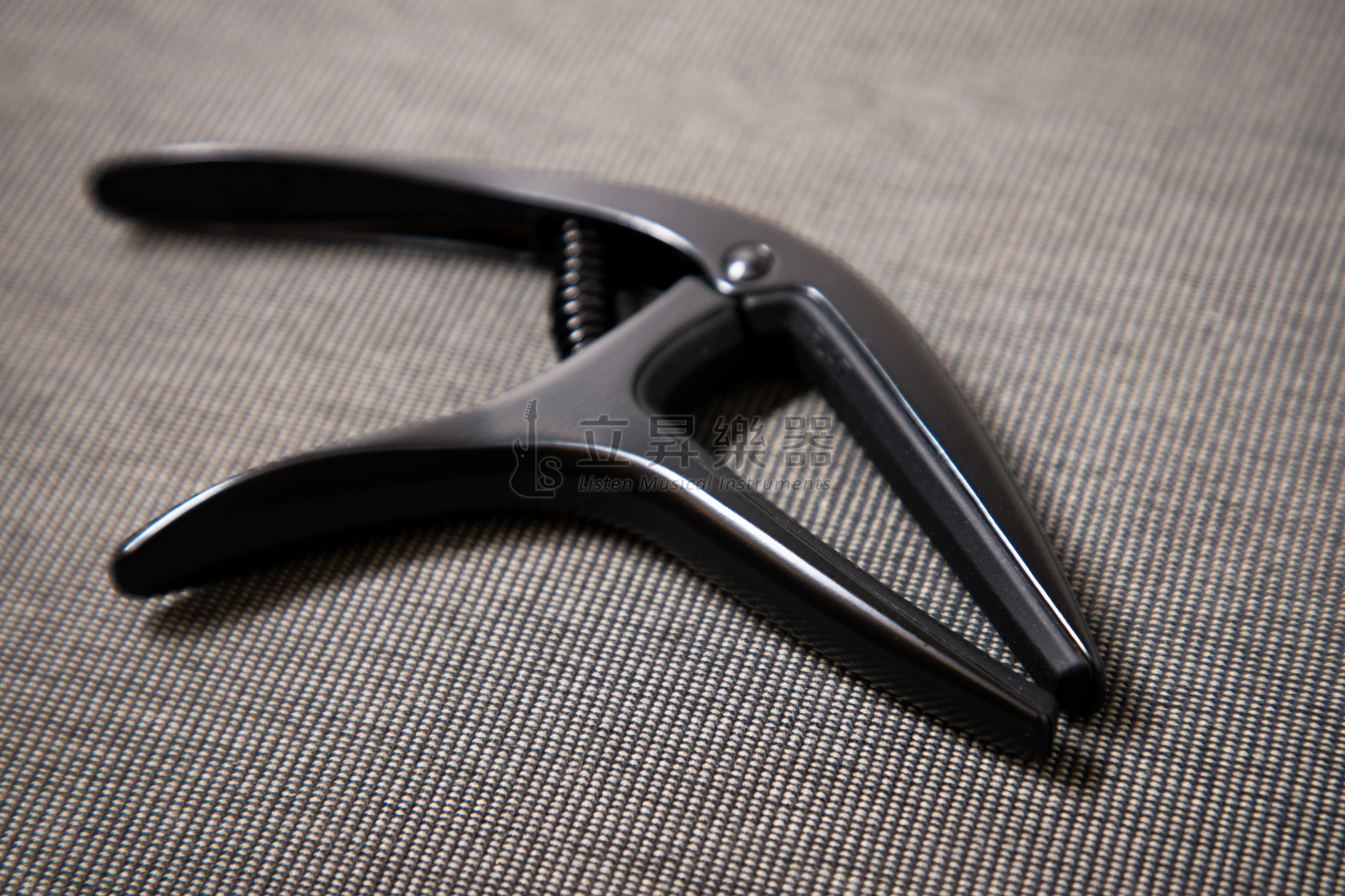 ERNIE ERNIE BALL AXIS CAPO 移調夾 P09600 Black 黑色 雙半徑設計 鋁製結構 民謠吉他/古典吉他/電吉他適用 第 5 張圖片｜三峽吉他 / Bass