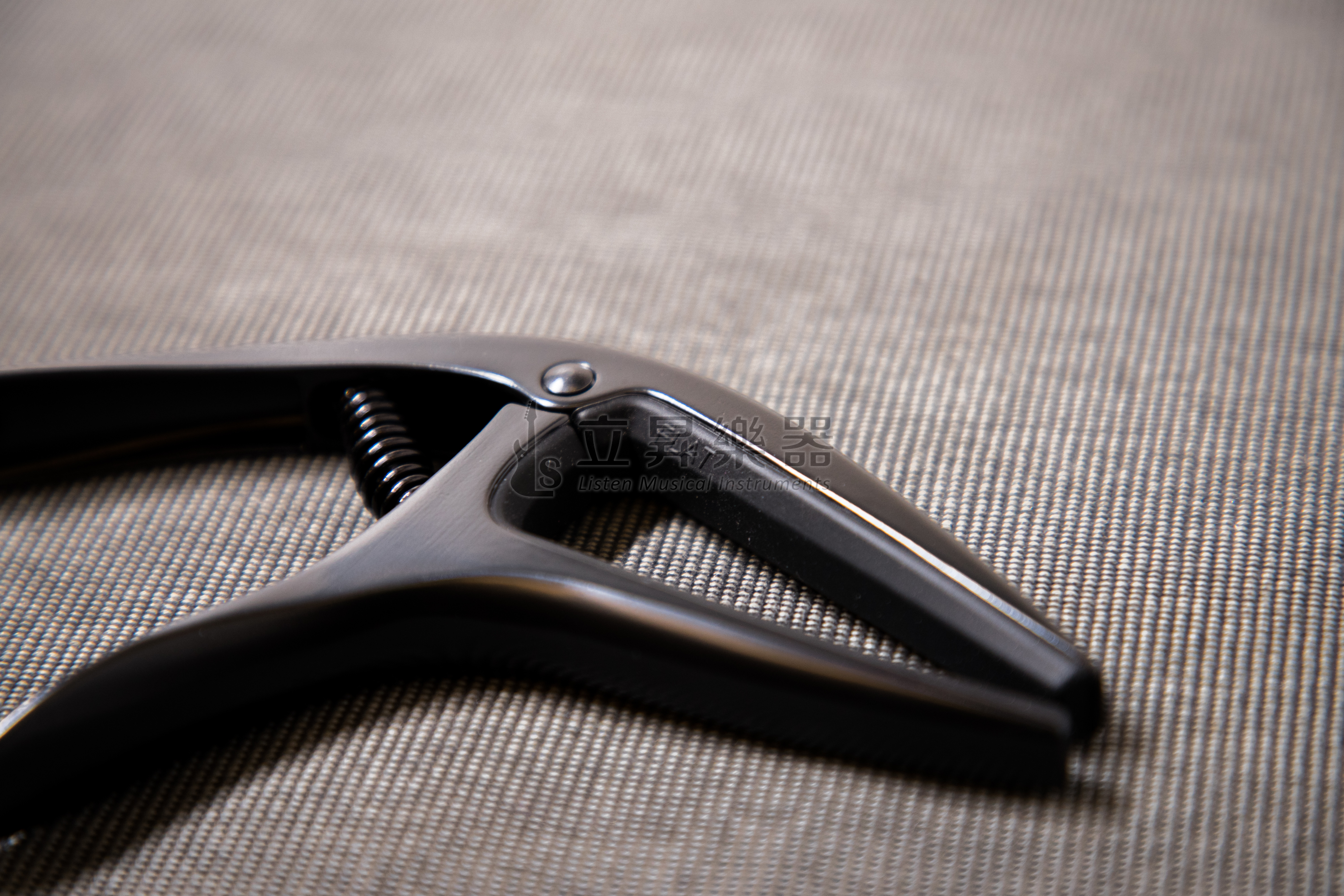 ERNIE ERNIE BALL AXIS CAPO 移調夾 P09600 Black 黑色 雙半徑設計 鋁製結構 民謠吉他/古典吉他/電吉他適用 第 6 張圖片｜三峽吉他 / Bass