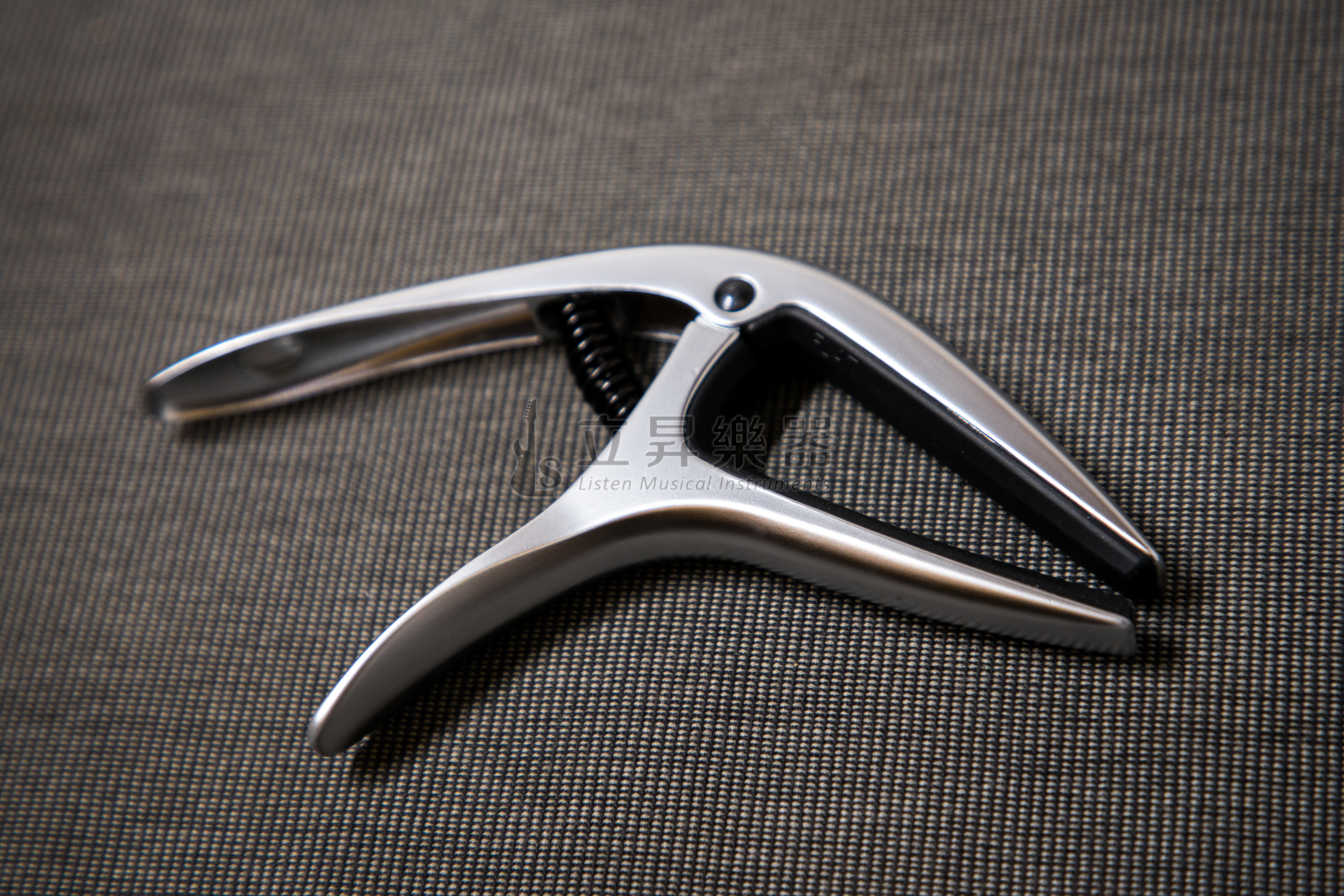 ERNIE BALL AXIS CAPO 移調夾 P09601 SILVER 銀色 雙半徑設計 鋁製結構 民謠吉他/古典吉他/電吉他適用