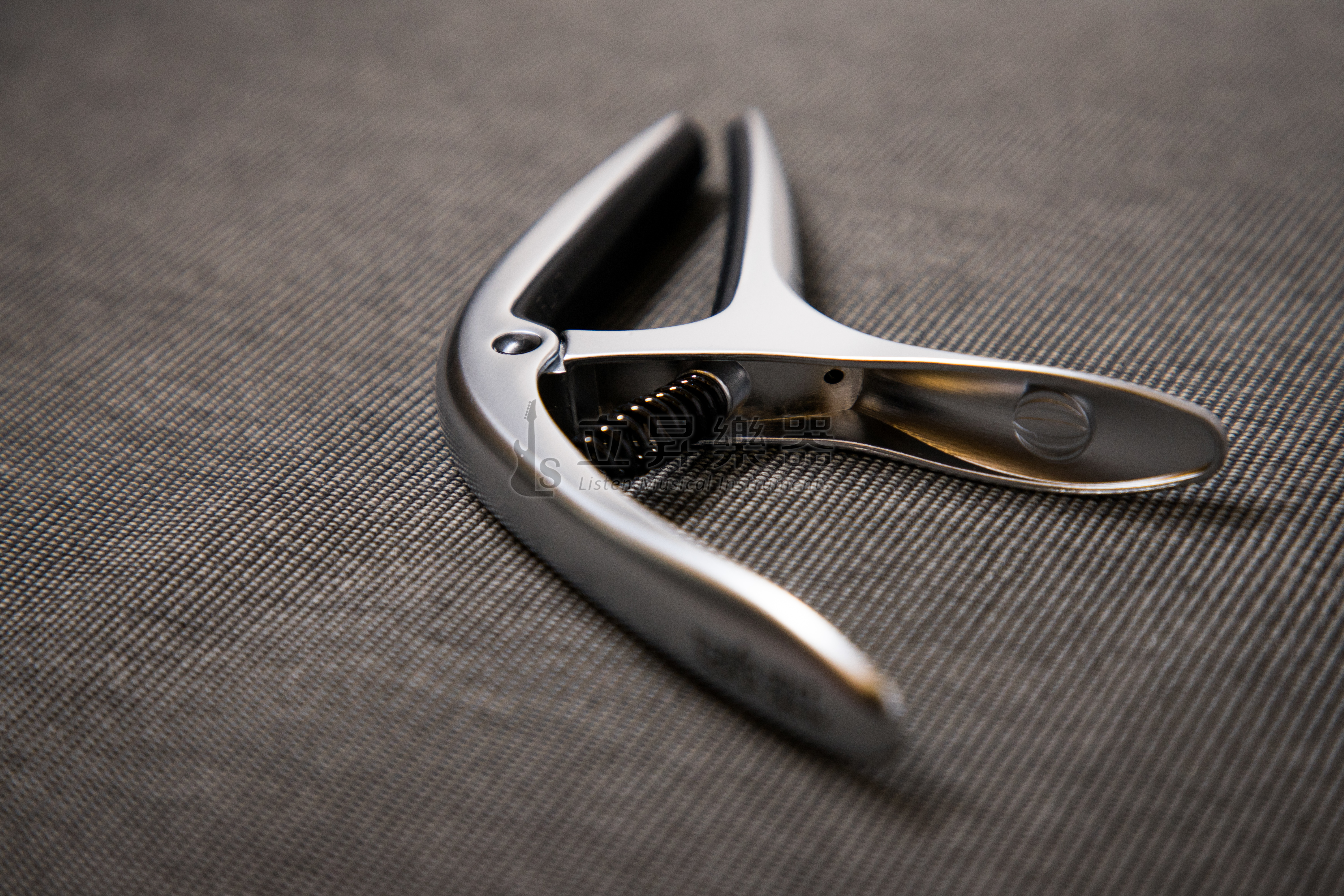 ERNIE BALL AXIS CAPO 移調夾 P09601 SILVER 銀色 雙半徑設計 鋁製結構 民謠吉他/古典吉他/電吉他適用