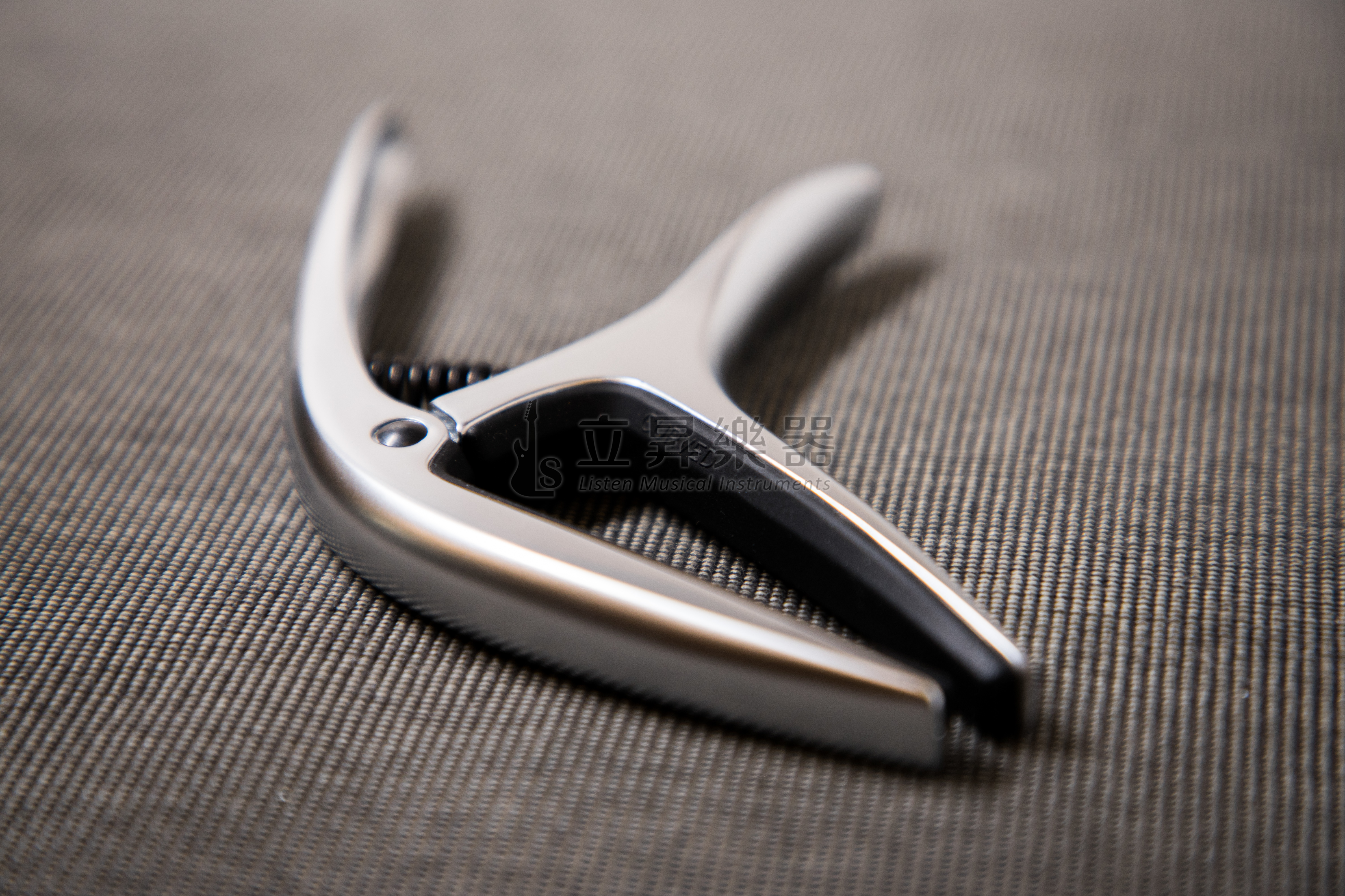 ERNIE ERNIE BALL AXIS CAPO 移調夾 P09601 SILVER 銀色 雙半徑設計 鋁製結構 民謠吉他/古典吉他/電吉他適用 第 4 張圖片｜三峽吉他 / Bass