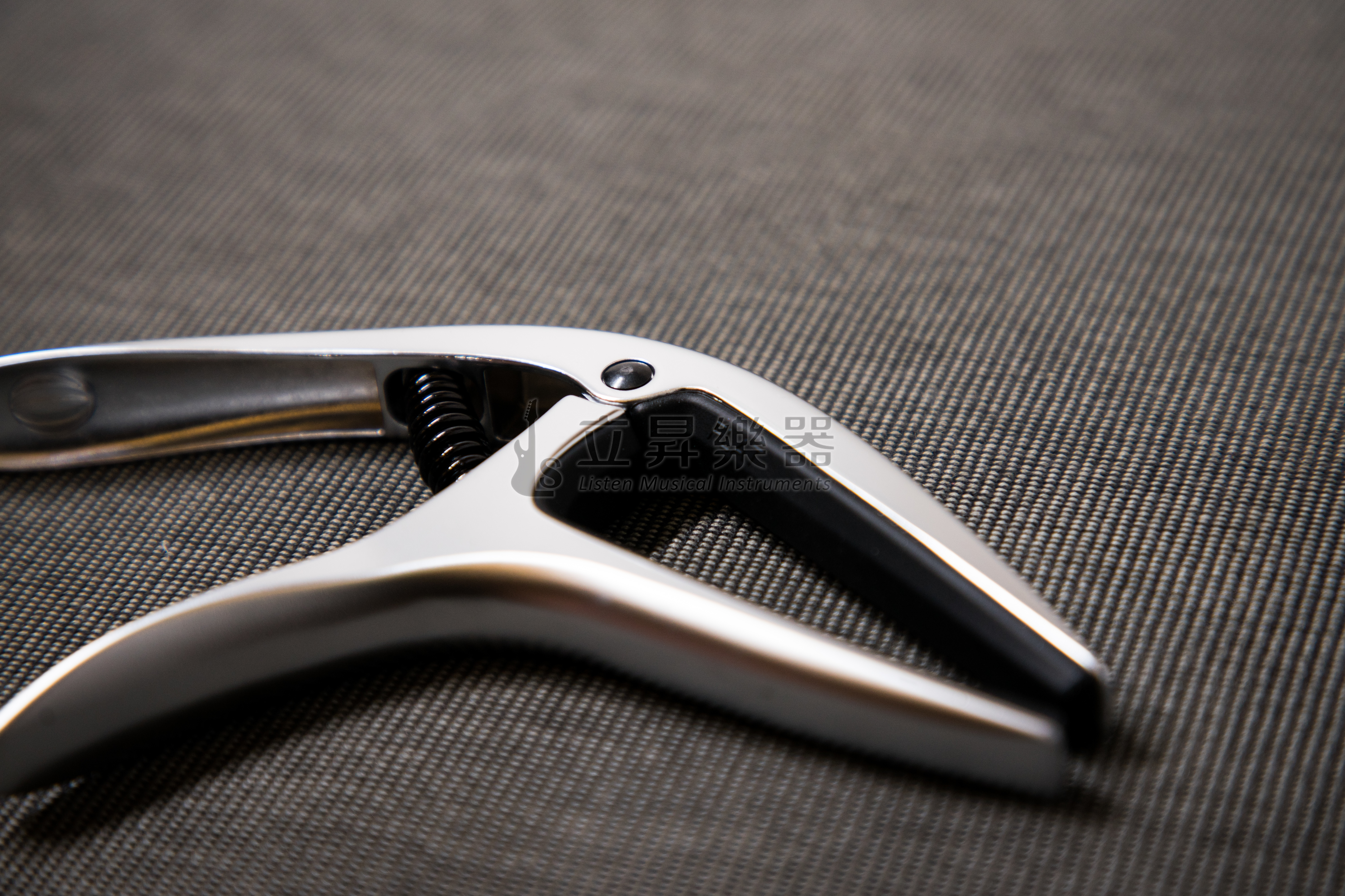 ERNIE ERNIE BALL AXIS CAPO 移調夾 P09601 SILVER 銀色 雙半徑設計 鋁製結構 民謠吉他/古典吉他/電吉他適用 第 3 張圖片｜三峽吉他 / Bass