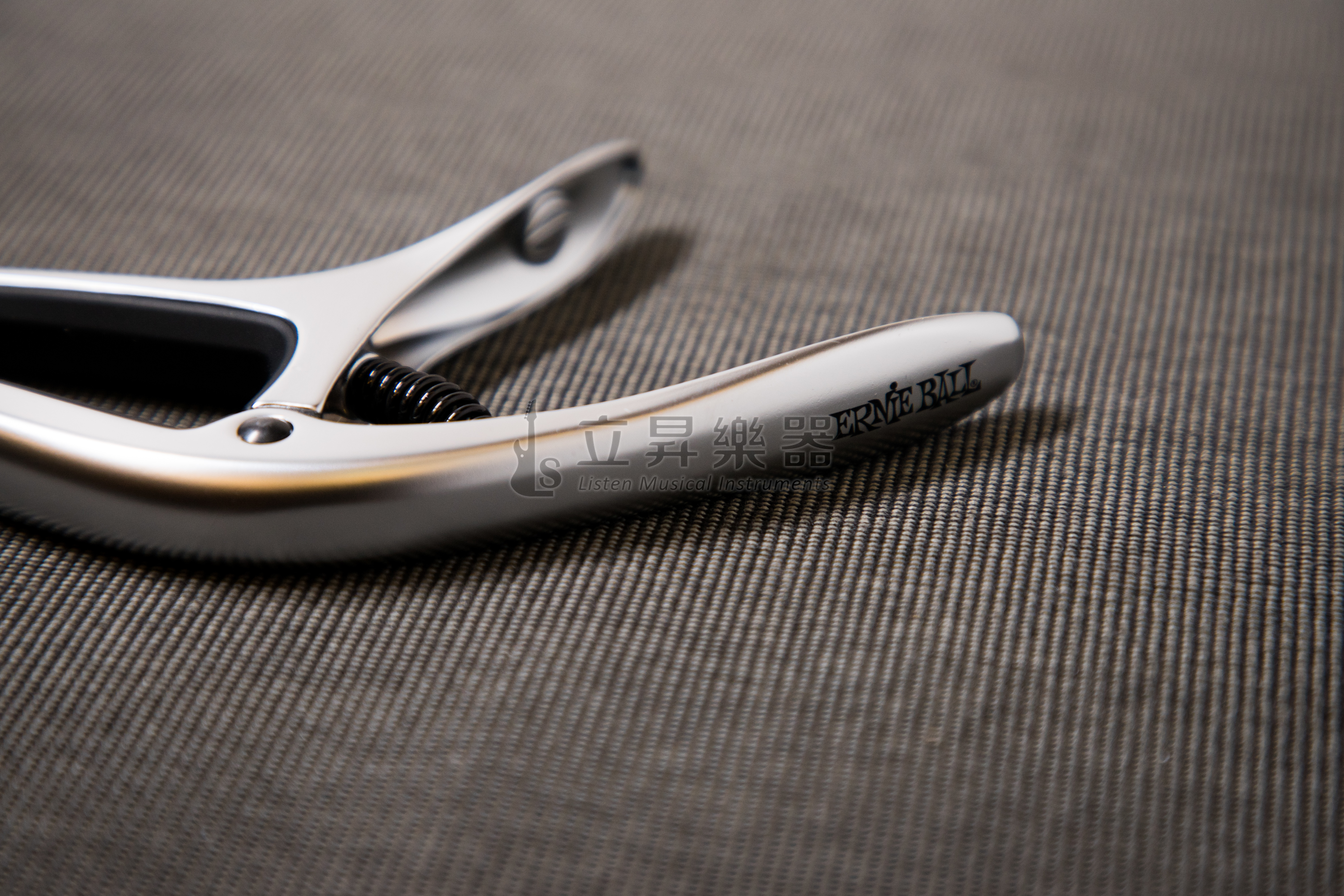 ERNIE ERNIE BALL AXIS CAPO 移調夾 P09601 SILVER 銀色 雙半徑設計 鋁製結構 民謠吉他/古典吉他/電吉他適用 第 5 張圖片｜三峽吉他 / Bass