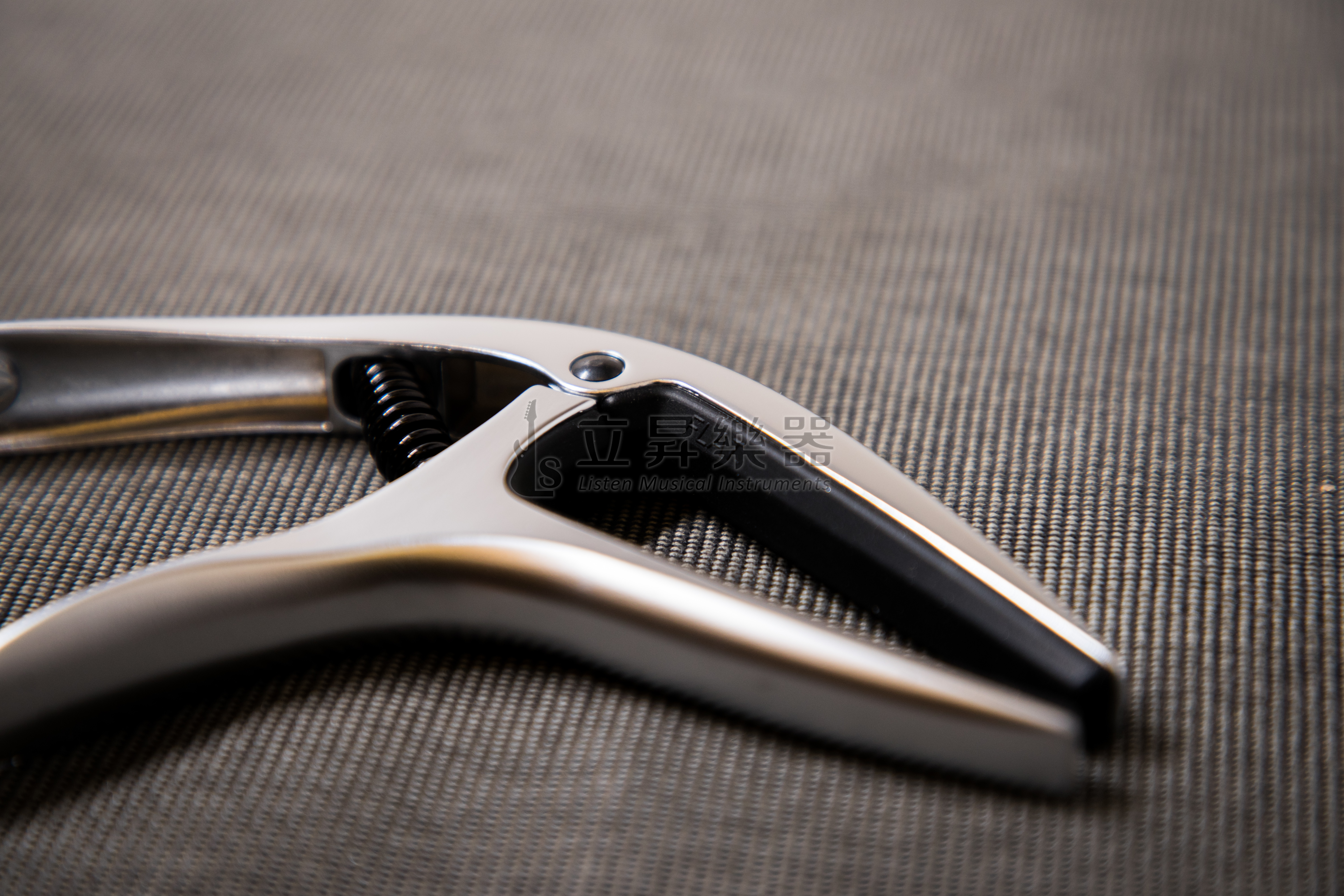 ERNIE ERNIE BALL AXIS CAPO 移調夾 P09601 SILVER 銀色 雙半徑設計 鋁製結構 民謠吉他/古典吉他/電吉他適用 第 6 張圖片｜三峽吉他 / Bass