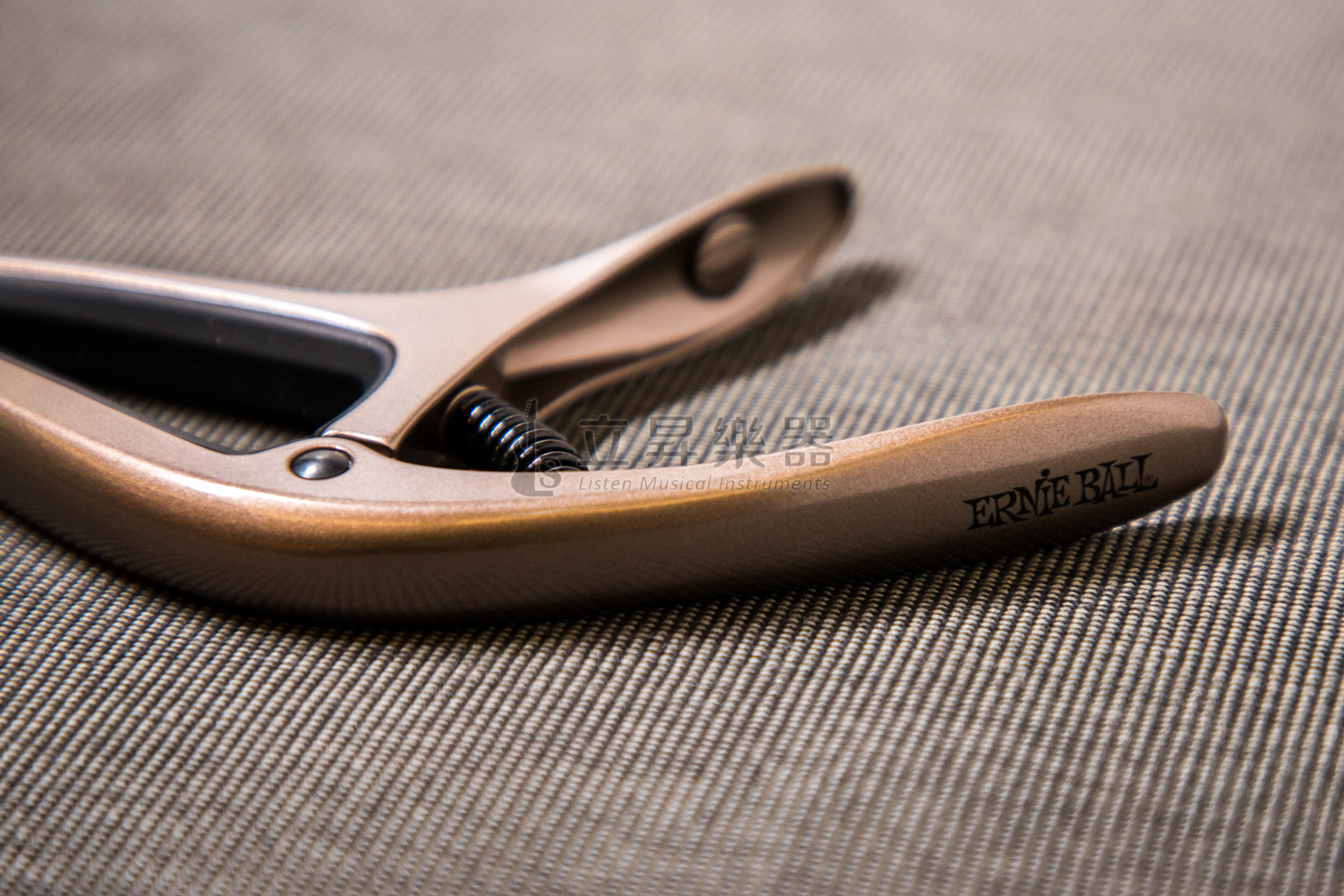 ERNIE ERNIE BALL AXIS CAPO 移調夾 P09602 BRONZE 銅色 雙半徑設計 鋁製結構 民謠吉他/古典吉他/電吉他適用 第 3 張圖片｜三峽吉他 / Bass