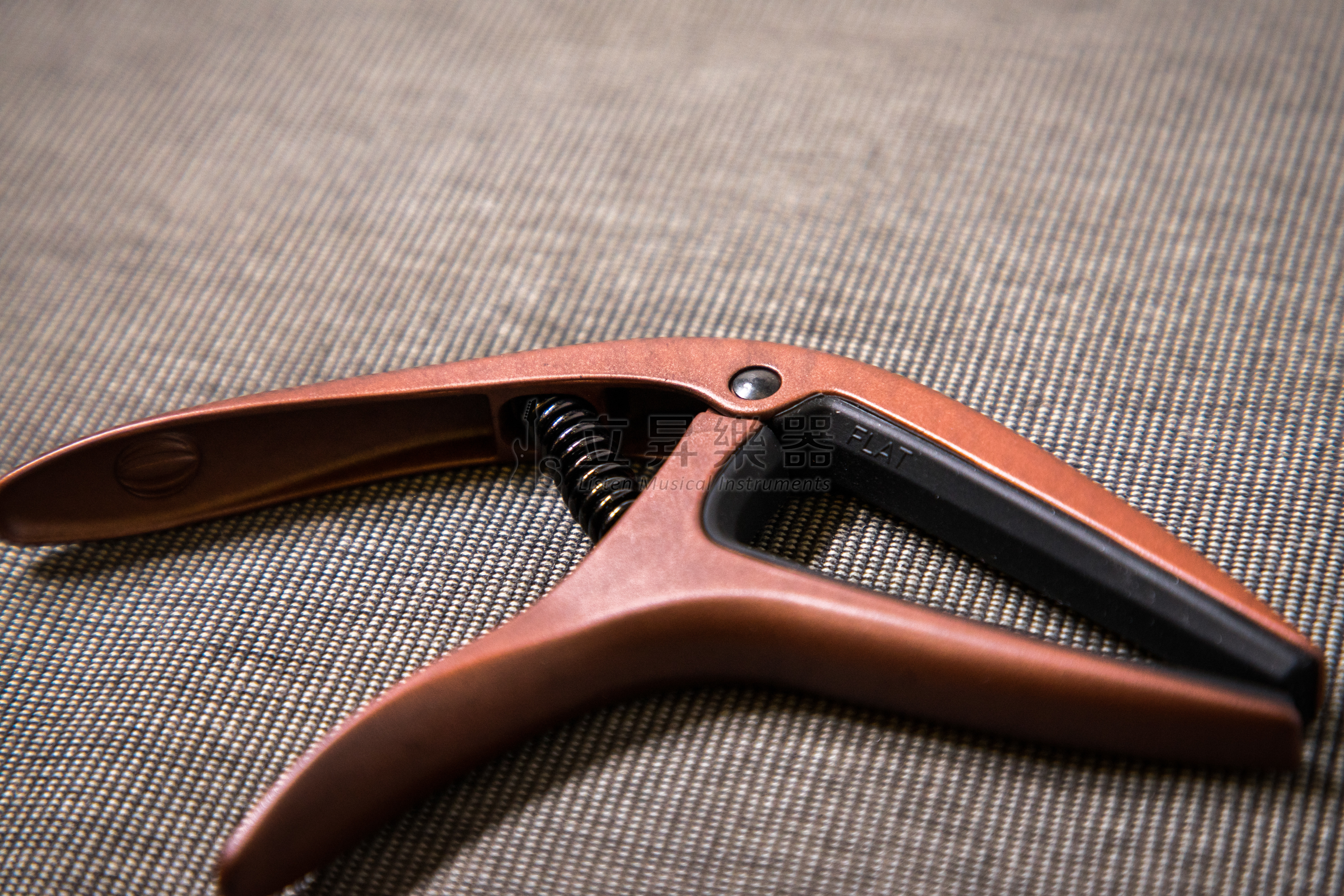 ERNIE ERNIE BALL AXIS CAPO 移調夾 P09602 BRONZE 銅色 雙半徑設計 鋁製結構 民謠吉他/古典吉他/電吉他適用 第 4 張圖片｜三峽吉他 / Bass