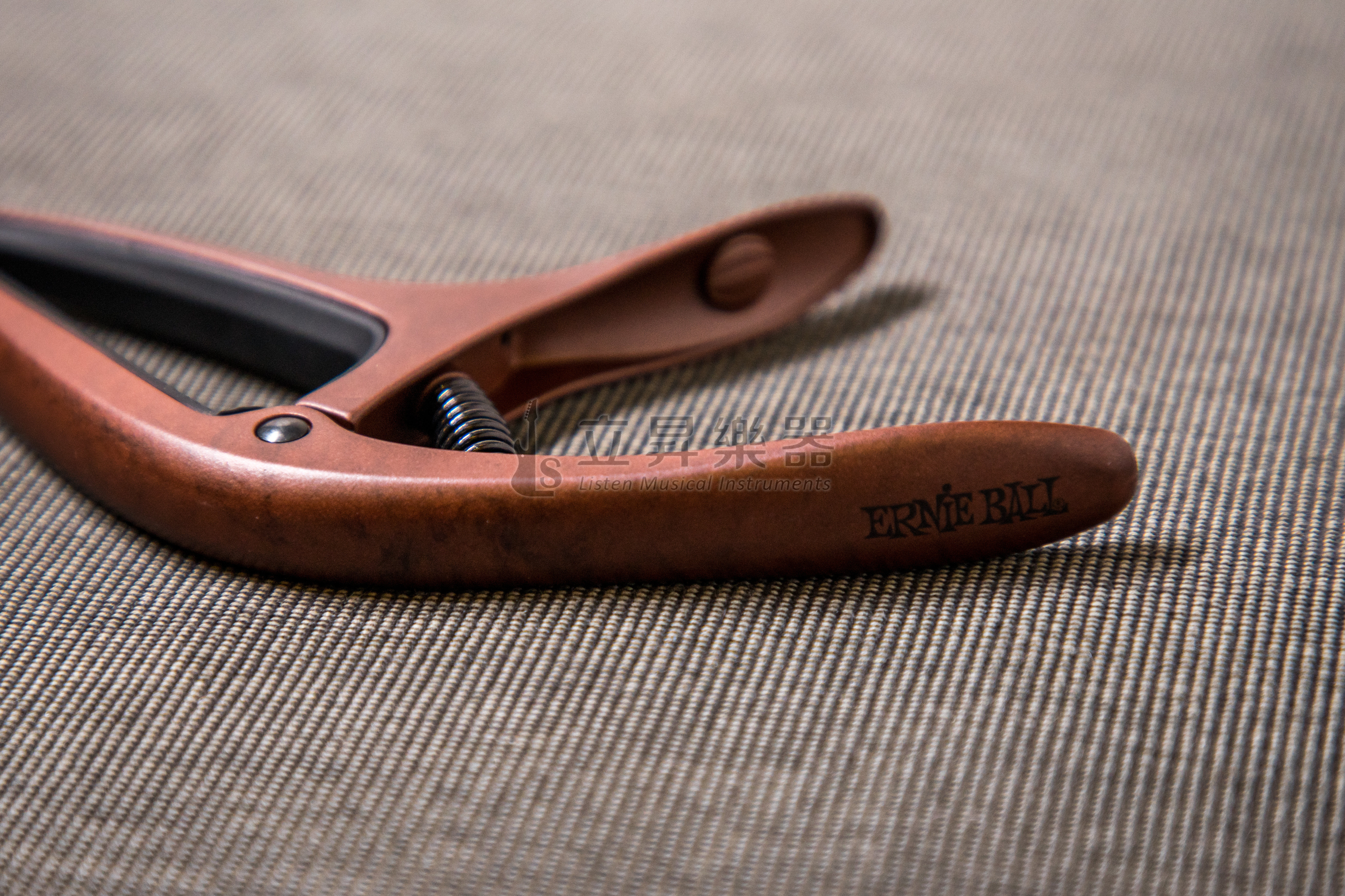ERNIE ERNIE BALL AXIS CAPO 移調夾 P09602 BRONZE 銅色 雙半徑設計 鋁製結構 民謠吉他/古典吉他/電吉他適用 第 5 張圖片｜三峽吉他 / Bass