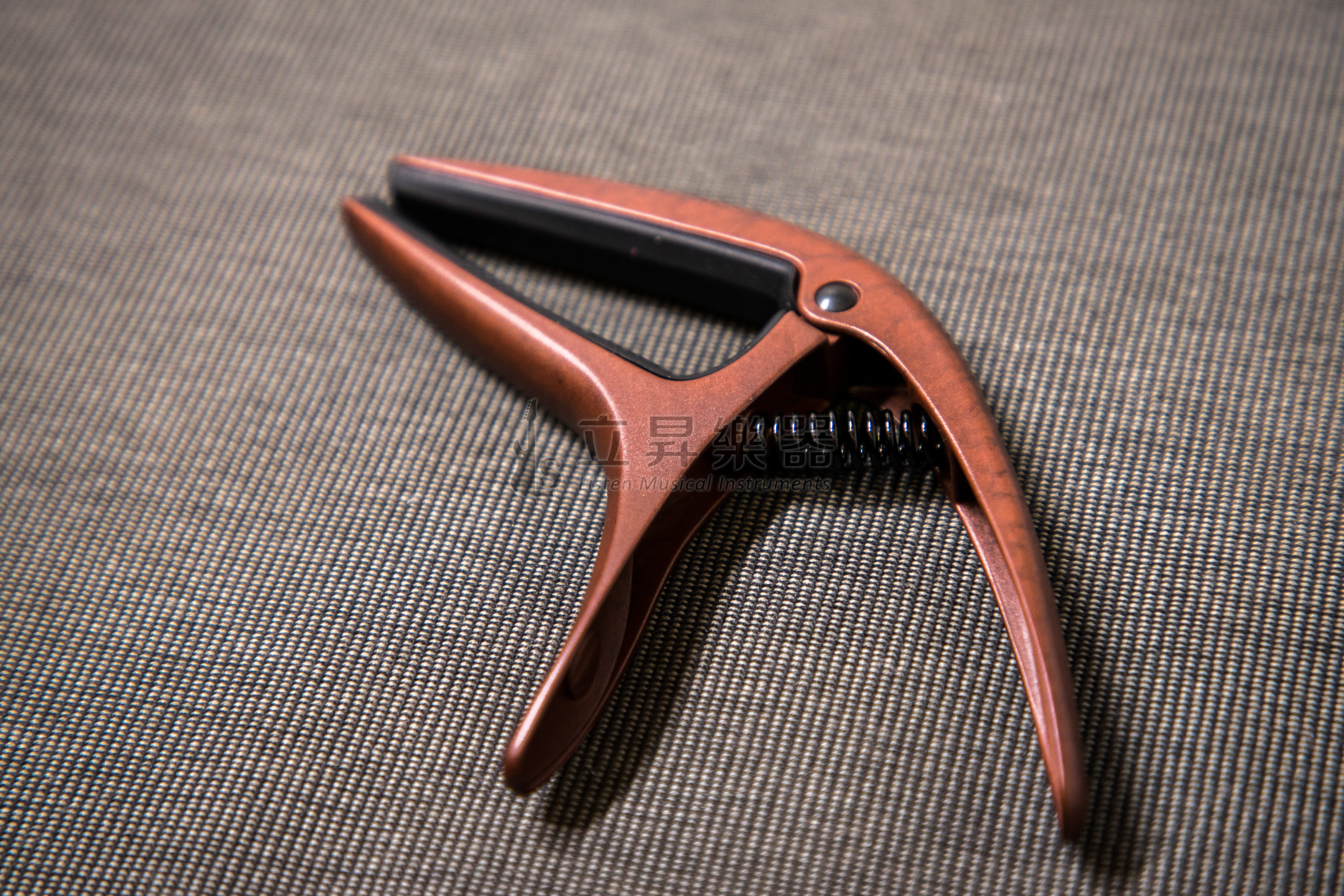 ERNIE ERNIE BALL AXIS CAPO 移調夾 P09602 BRONZE 銅色 雙半徑設計 鋁製結構 民謠吉他/古典吉他/電吉他適用 第 6 張圖片｜三峽吉他 / Bass