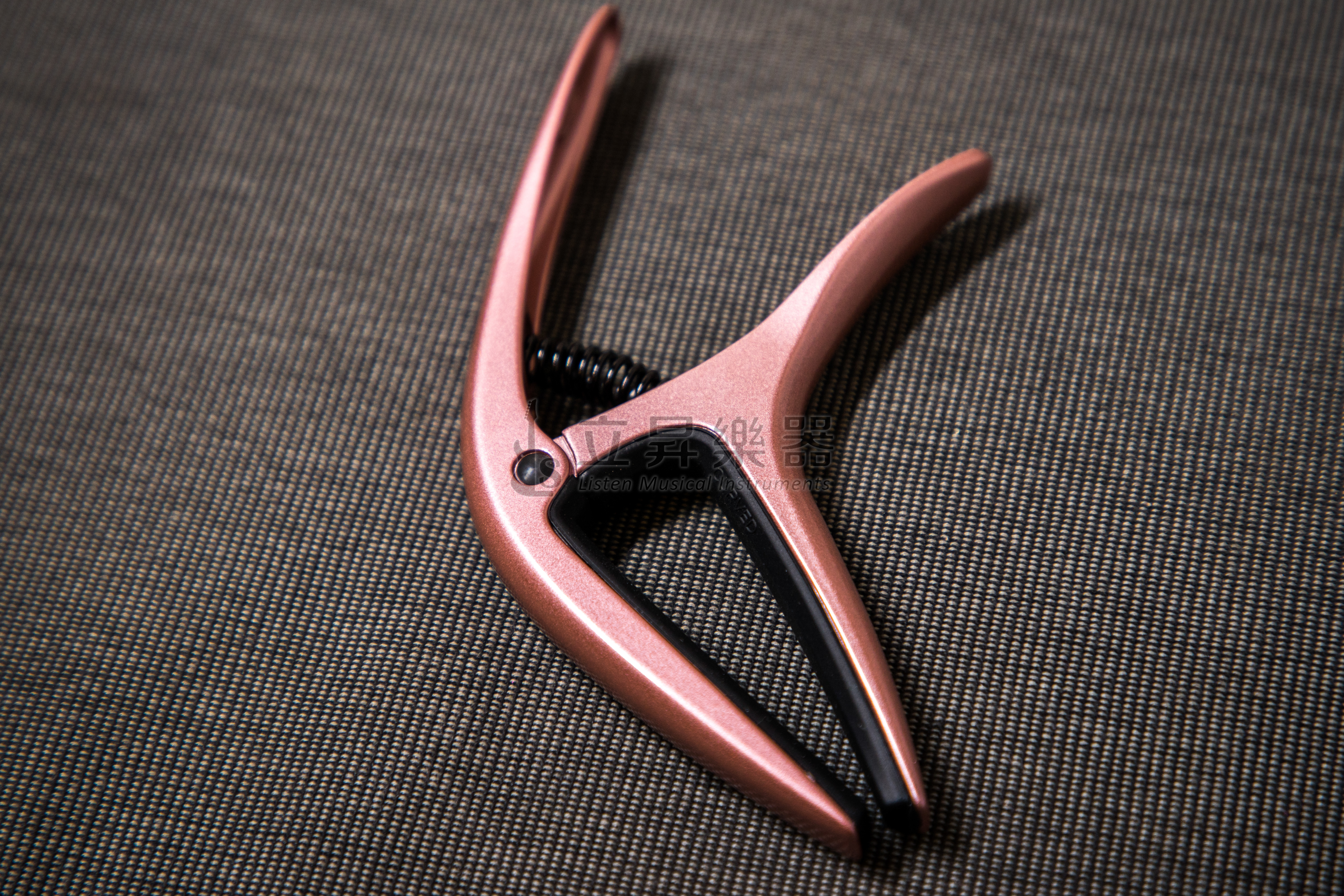 ERNIE BALL AXIS CAPO 移調夾 P09605 ROSE GOLD SATIN 玫瑰金色 雙半徑設計 鋁製結構 民謠吉他/古典吉他/電吉他適用