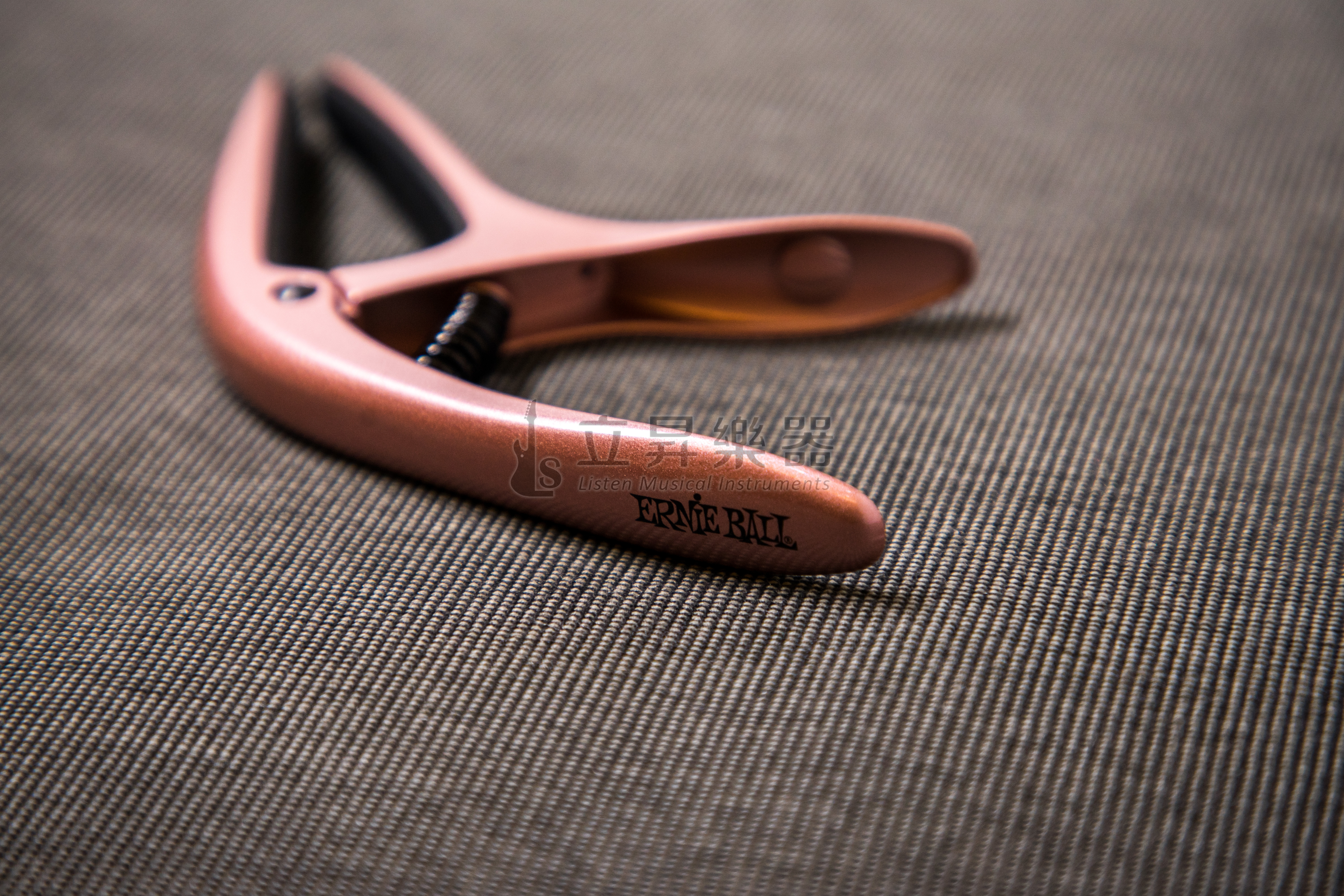 ERNIE ERNIE BALL AXIS CAPO 移調夾 P09605 ROSE GOLD SATIN 玫瑰金色 雙半徑設計 鋁製結構 民謠吉他/古典吉他/電吉他適用 第 3 張圖片｜三峽吉他 / Bass