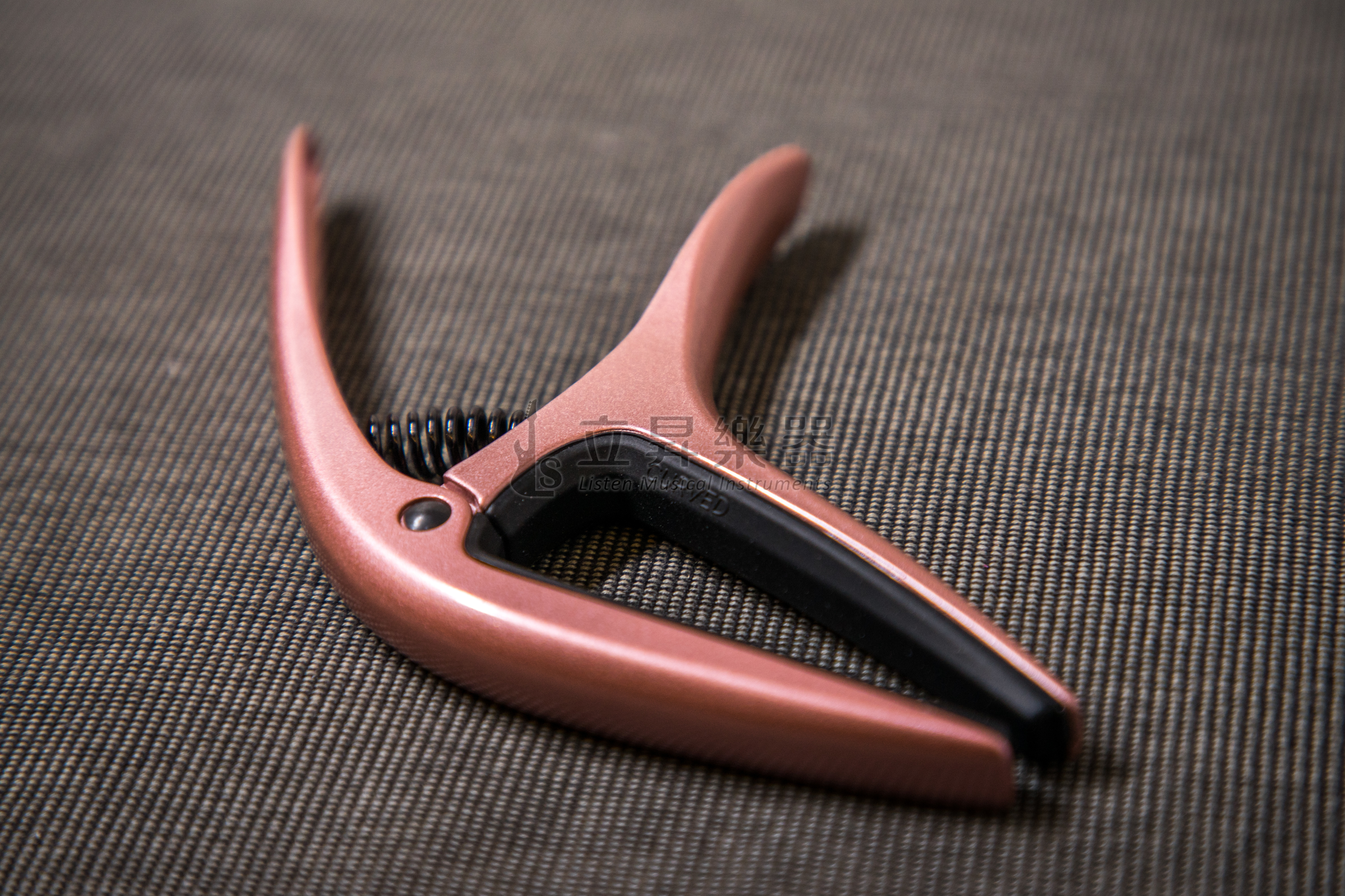 ERNIE ERNIE BALL AXIS CAPO 移調夾 P09605 ROSE GOLD SATIN 玫瑰金色 雙半徑設計 鋁製結構 民謠吉他/古典吉他/電吉他適用 第 4 張圖片｜三峽吉他 / Bass