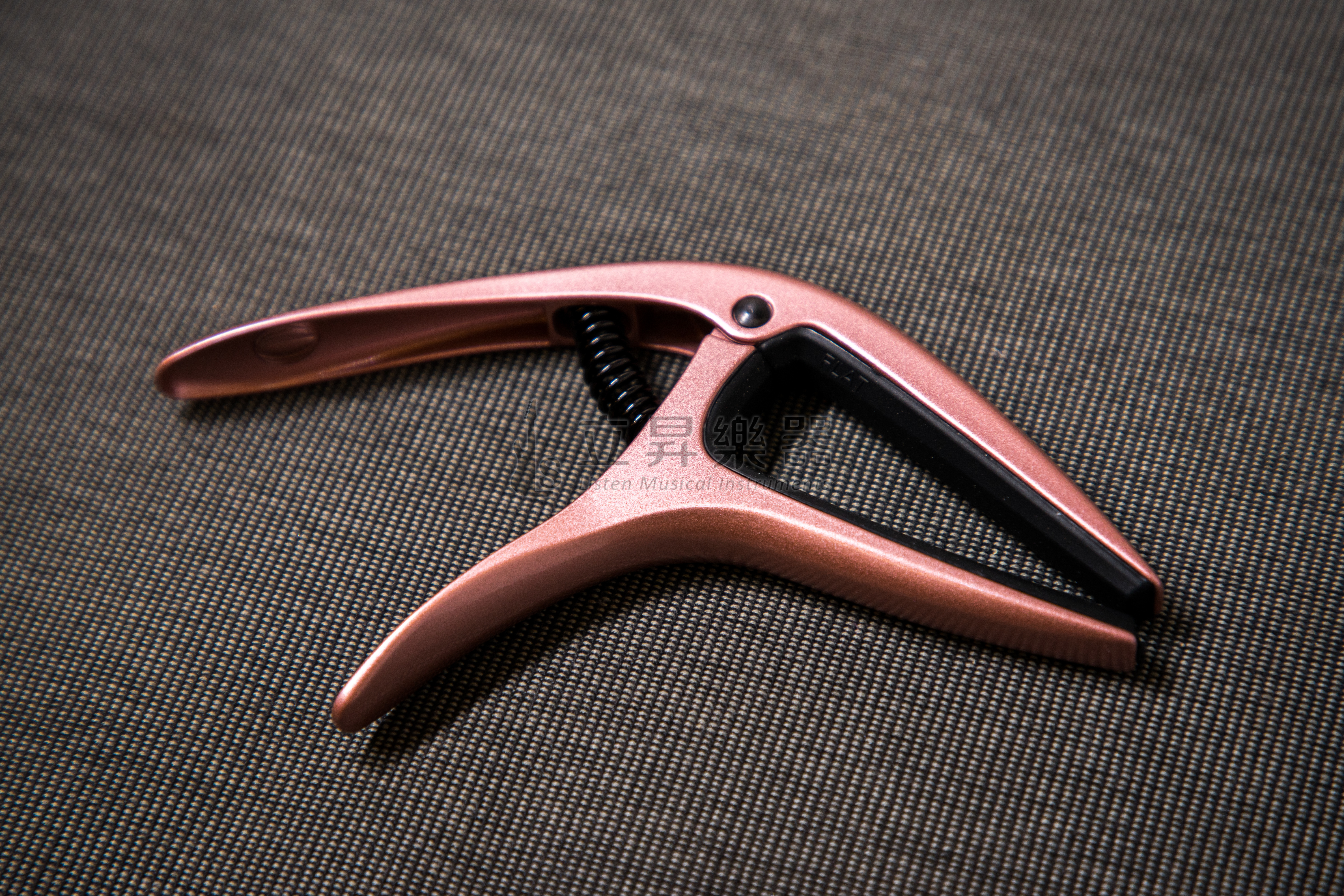 ERNIE ERNIE BALL AXIS CAPO 移調夾 P09605 ROSE GOLD SATIN 玫瑰金色 雙半徑設計 鋁製結構 民謠吉他/古典吉他/電吉他適用 第 5 張圖片｜三峽吉他 / Bass