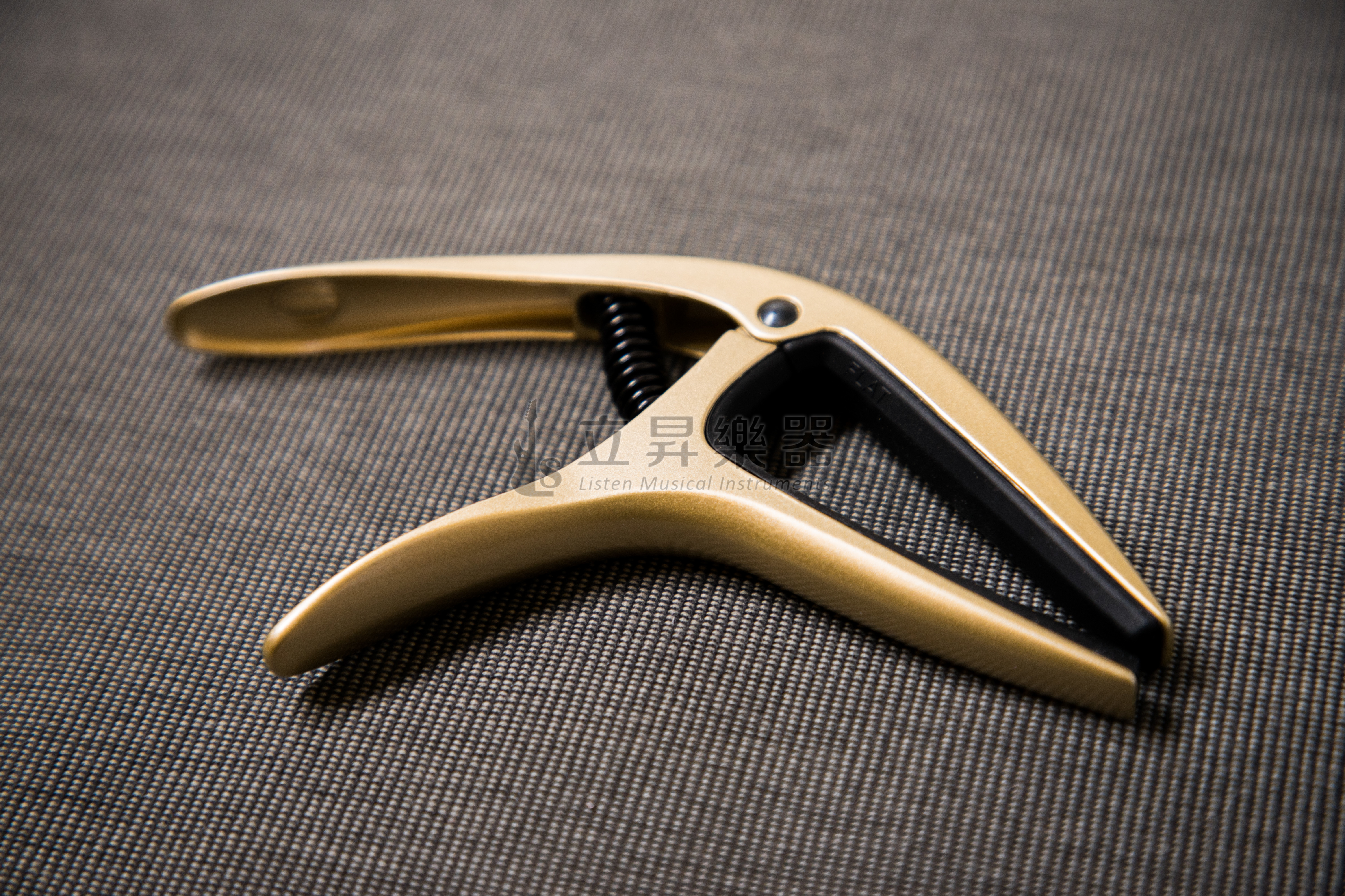 ERNIE BALL AXIS CAPO 移調夾 P09606 GOLD SATIN 金色 雙半徑設計 鋁製結構 民謠吉他/古典吉他/電吉他適用