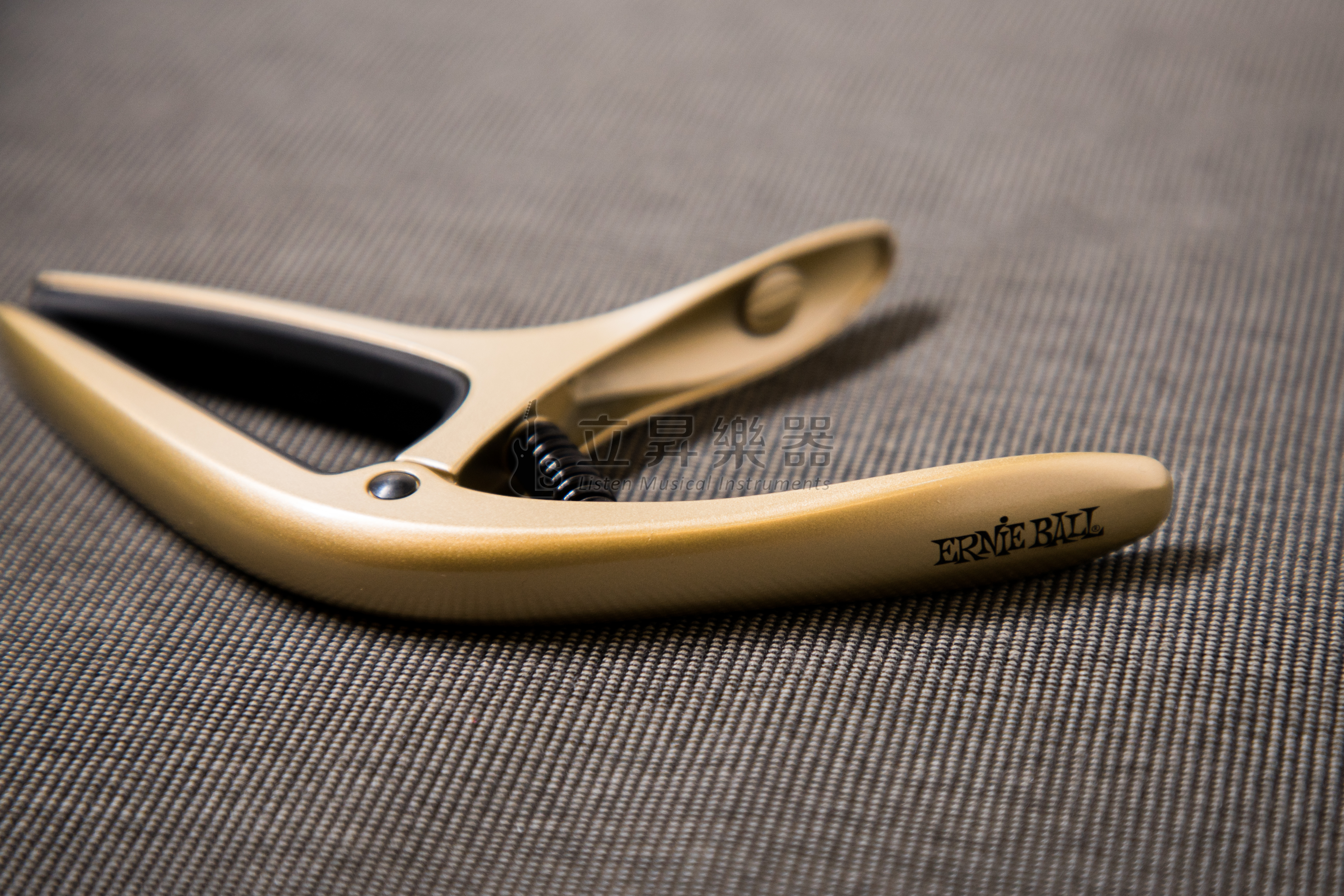 ERNIE BALL AXIS CAPO 移調夾 P09606 GOLD SATIN 金色 雙半徑設計 鋁製結構 民謠吉他/古典吉他/電吉他適用