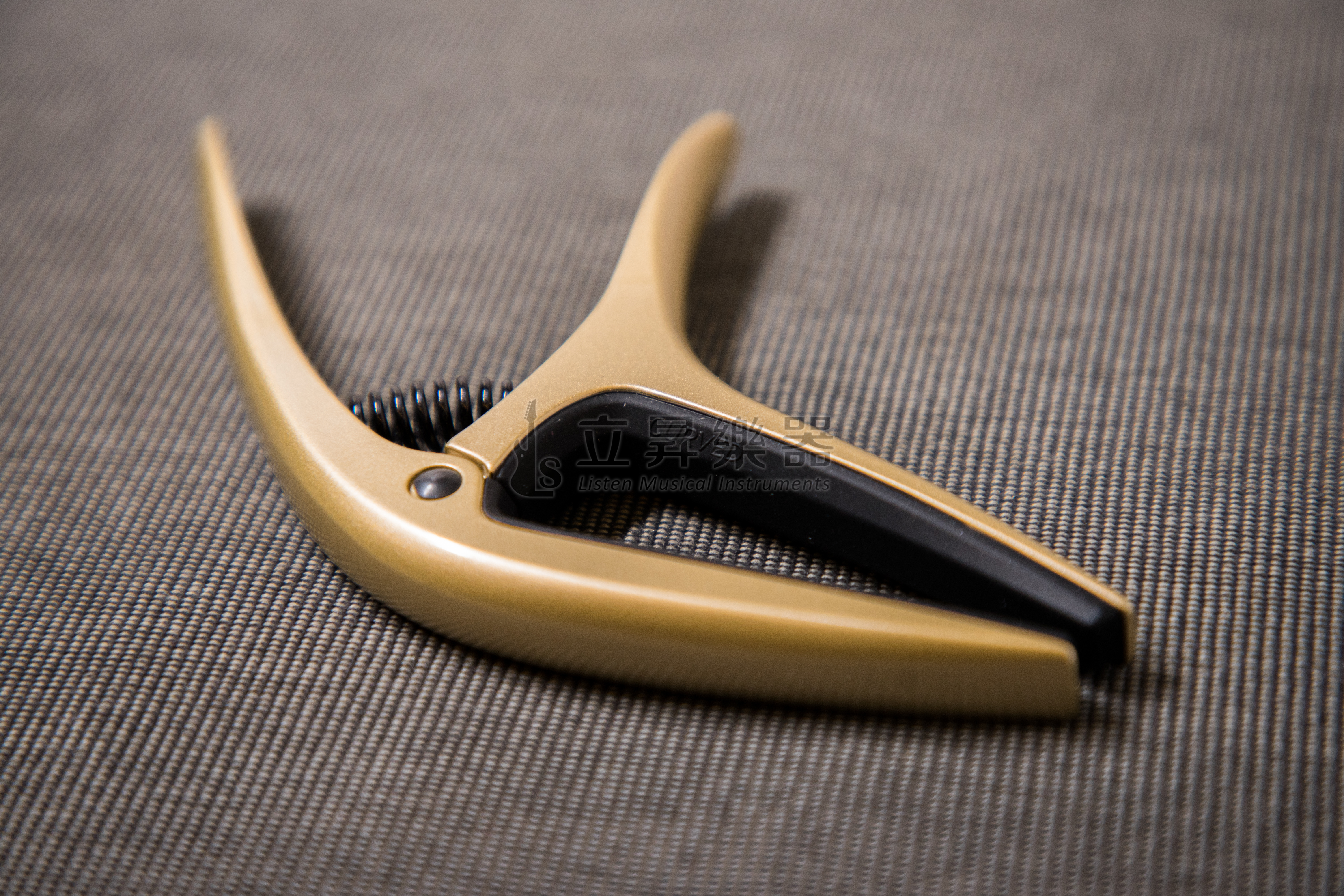 ERNIE ERNIE BALL AXIS CAPO 移調夾 P09606 GOLD SATIN 金色 雙半徑設計 鋁製結構 民謠吉他/古典吉他/電吉他適用 第 3 張圖片｜三峽吉他 / Bass