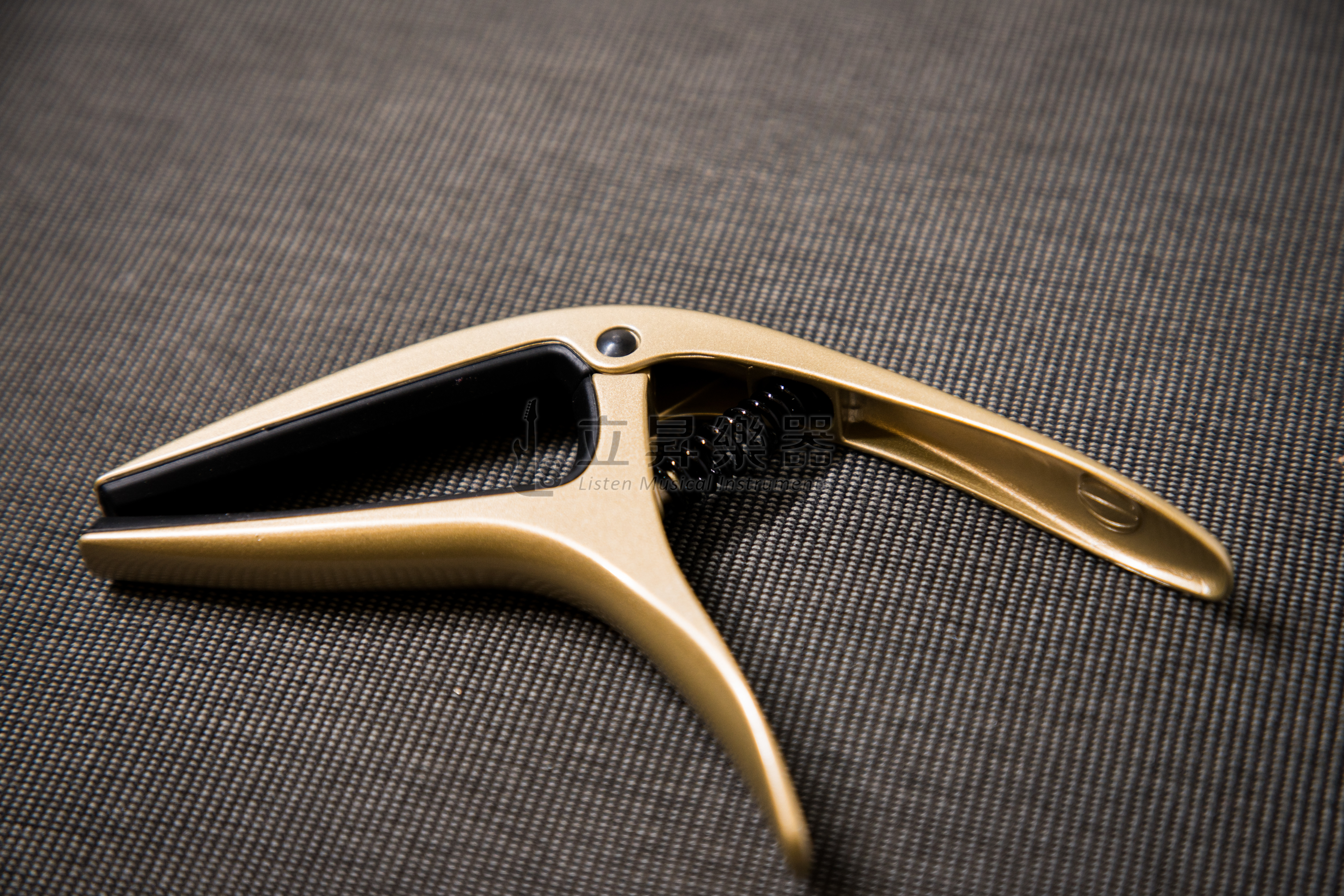 ERNIE ERNIE BALL AXIS CAPO 移調夾 P09606 GOLD SATIN 金色 雙半徑設計 鋁製結構 民謠吉他/古典吉他/電吉他適用 第 4 張圖片｜三峽吉他 / Bass