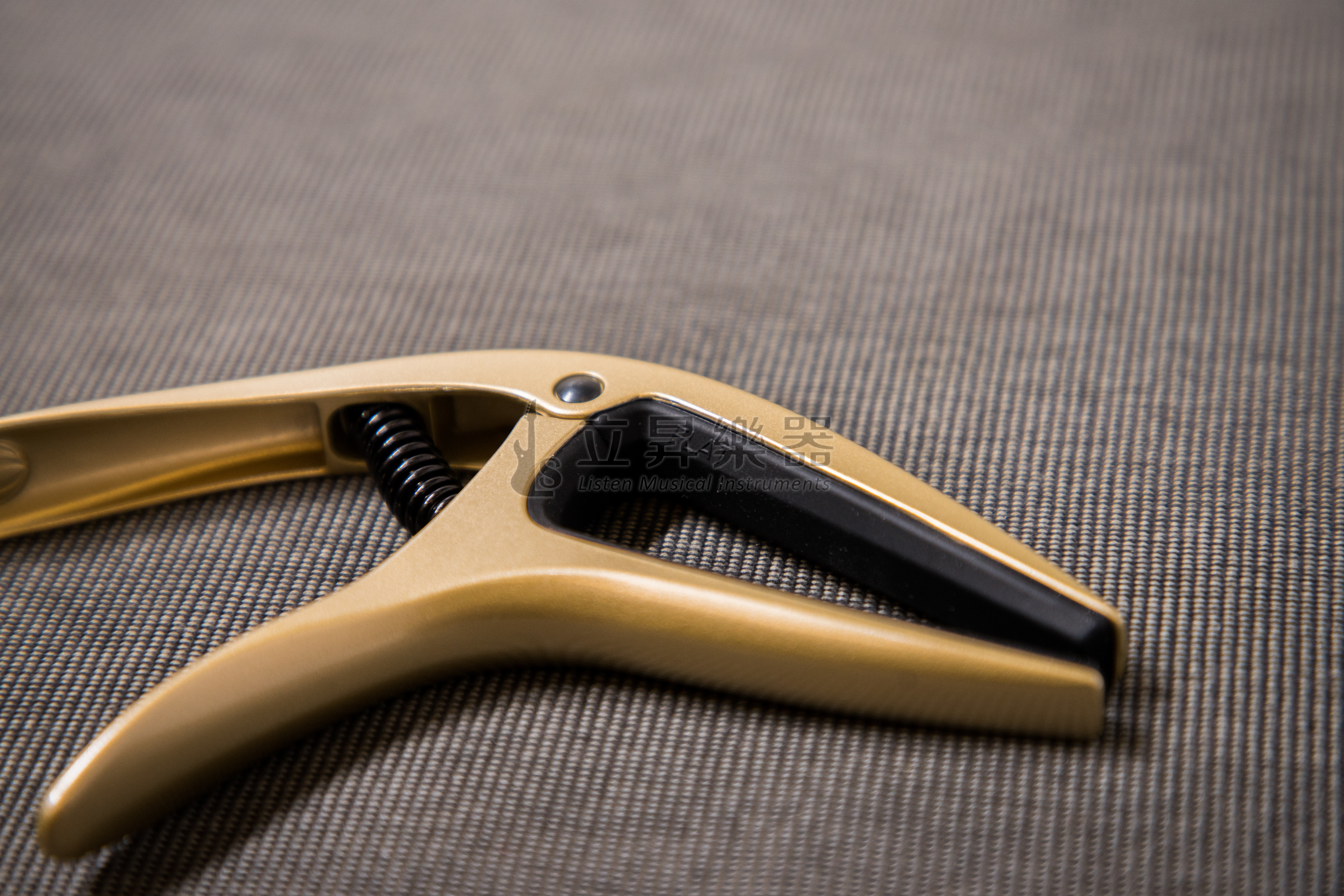 ERNIE ERNIE BALL AXIS CAPO 移調夾 P09606 GOLD SATIN 金色 雙半徑設計 鋁製結構 民謠吉他/古典吉他/電吉他適用 第 5 張圖片｜三峽吉他 / Bass