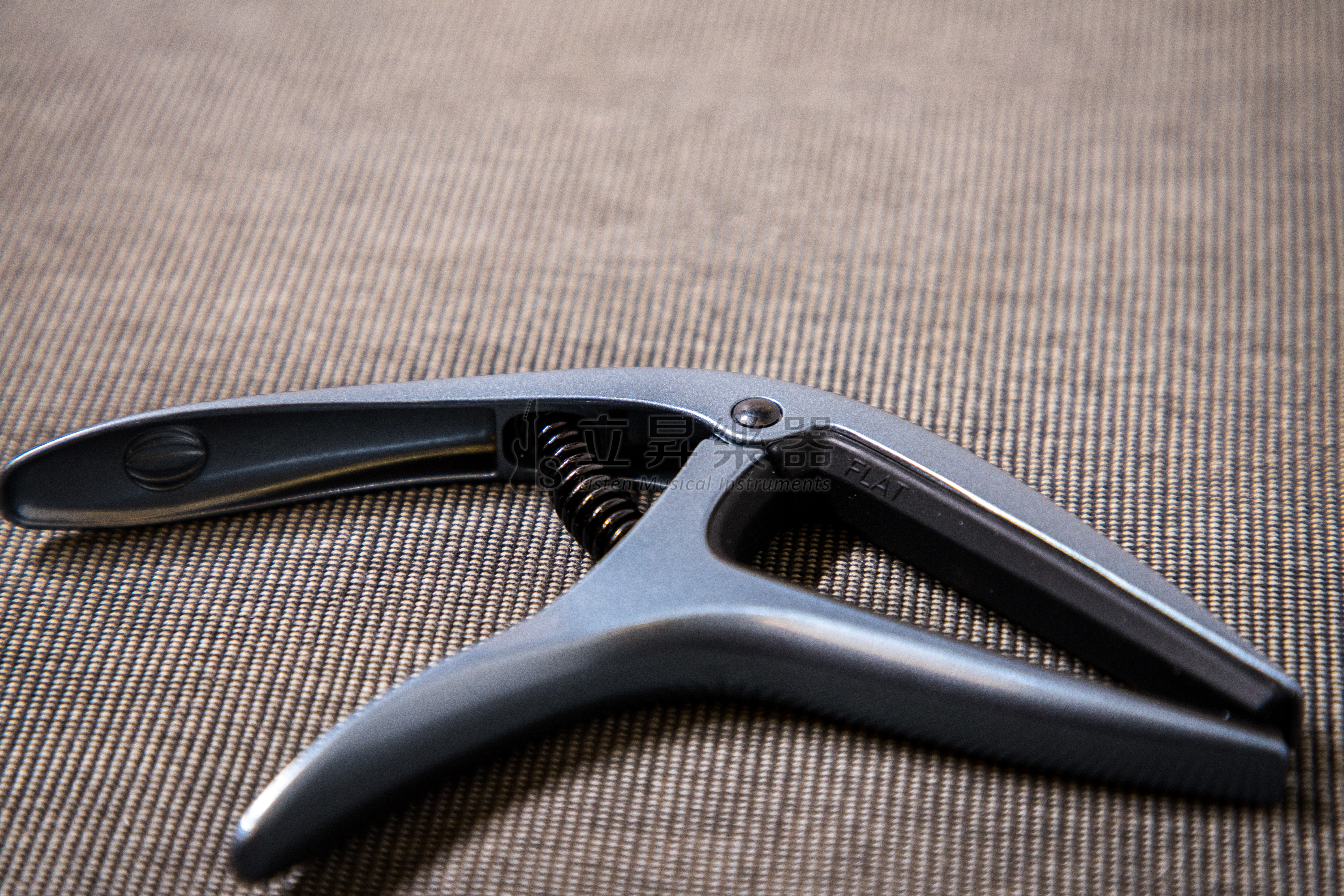 ERNIE ERNIE BALL AXIS CAPO 移調夾 P09607 BLUE STEEL 藍鋼色 雙半徑設計 鋁製結構 民謠吉他/古典吉他/電吉他適用 第 3 張圖片｜三峽吉他 / Bass