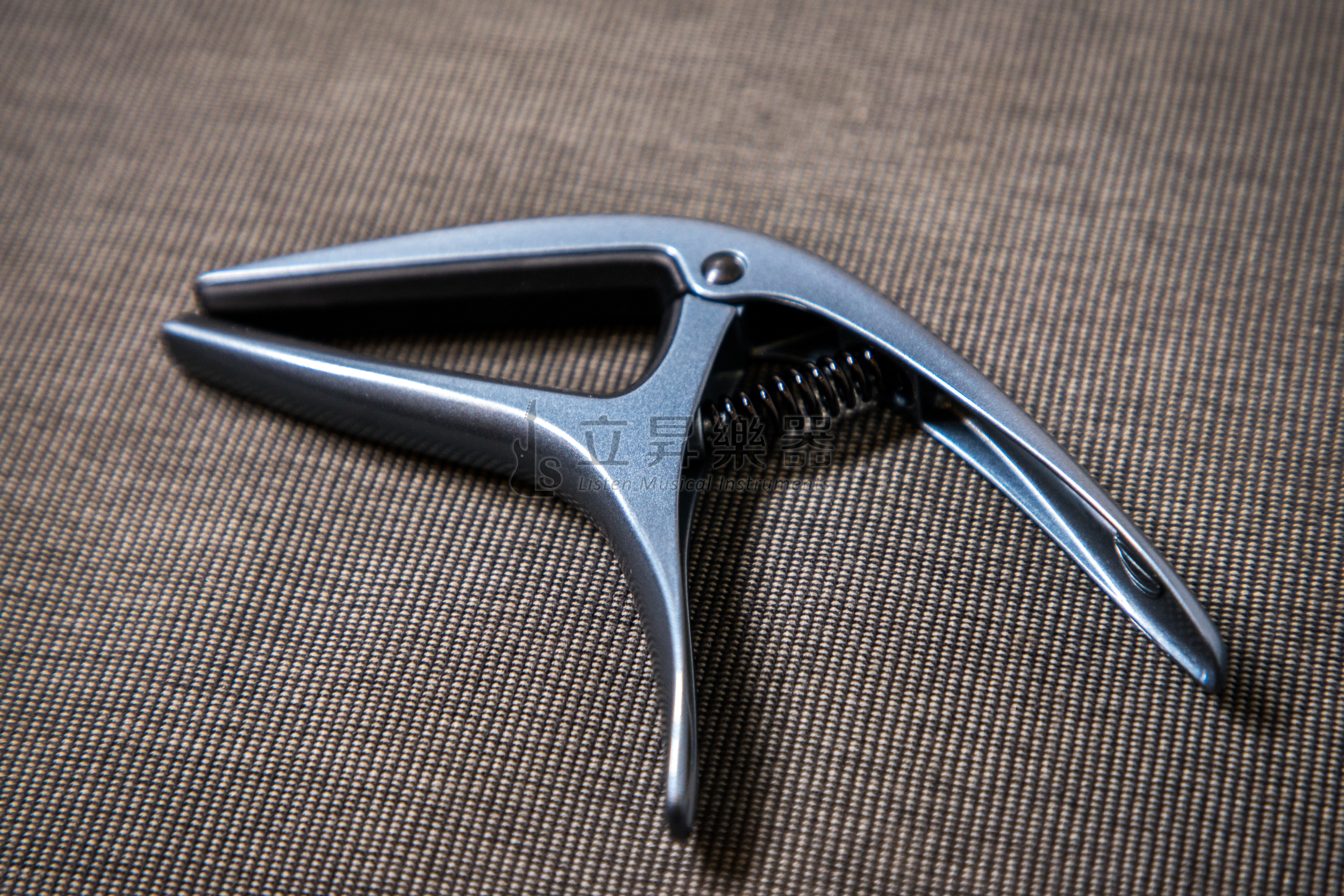 ERNIE ERNIE BALL AXIS CAPO 移調夾 P09607 BLUE STEEL 藍鋼色 雙半徑設計 鋁製結構 民謠吉他/古典吉他/電吉他適用 第 4 張圖片｜三峽吉他 / Bass