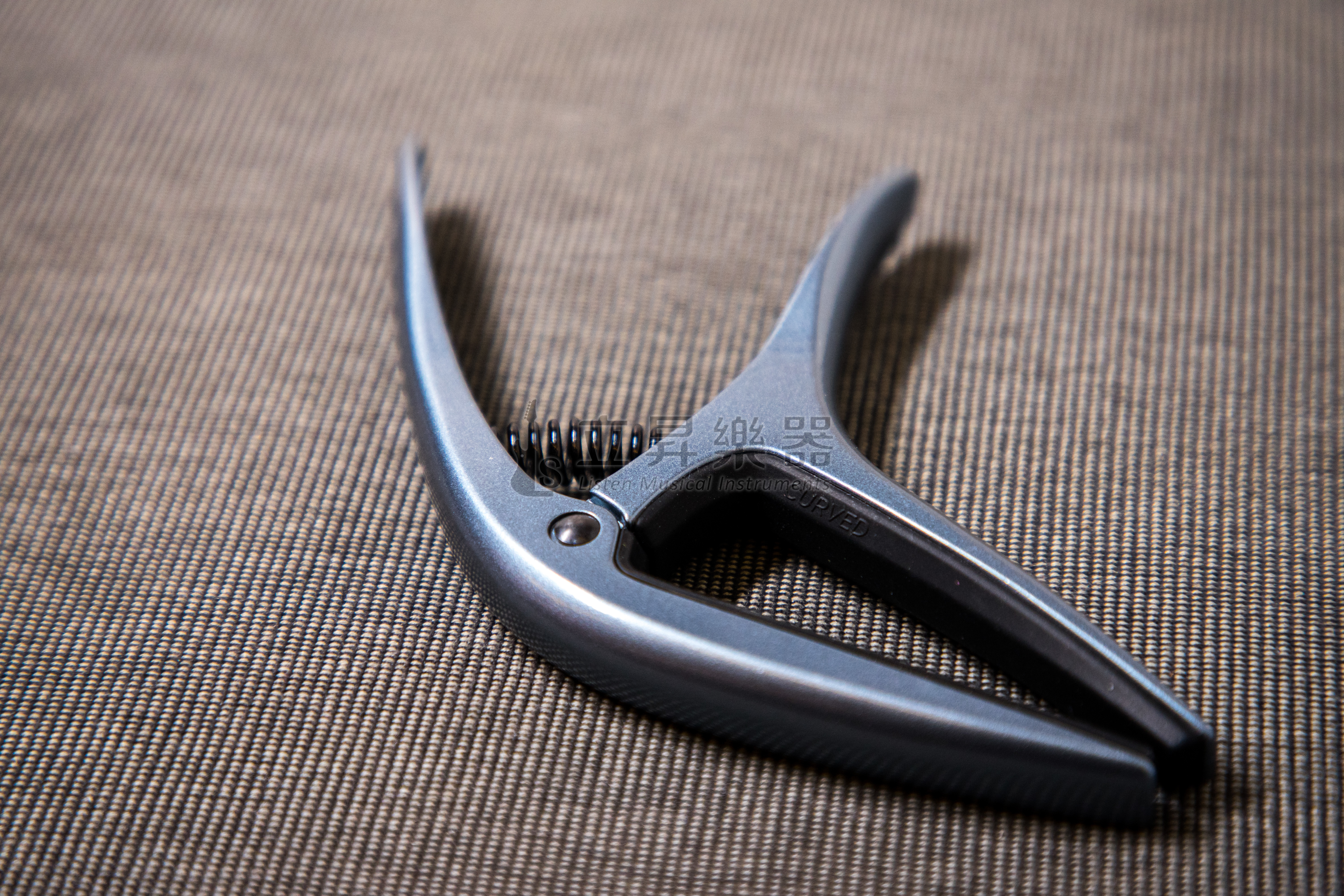 ERNIE ERNIE BALL AXIS CAPO 移調夾 P09607 BLUE STEEL 藍鋼色 雙半徑設計 鋁製結構 民謠吉他/古典吉他/電吉他適用 第 5 張圖片｜三峽吉他 / Bass