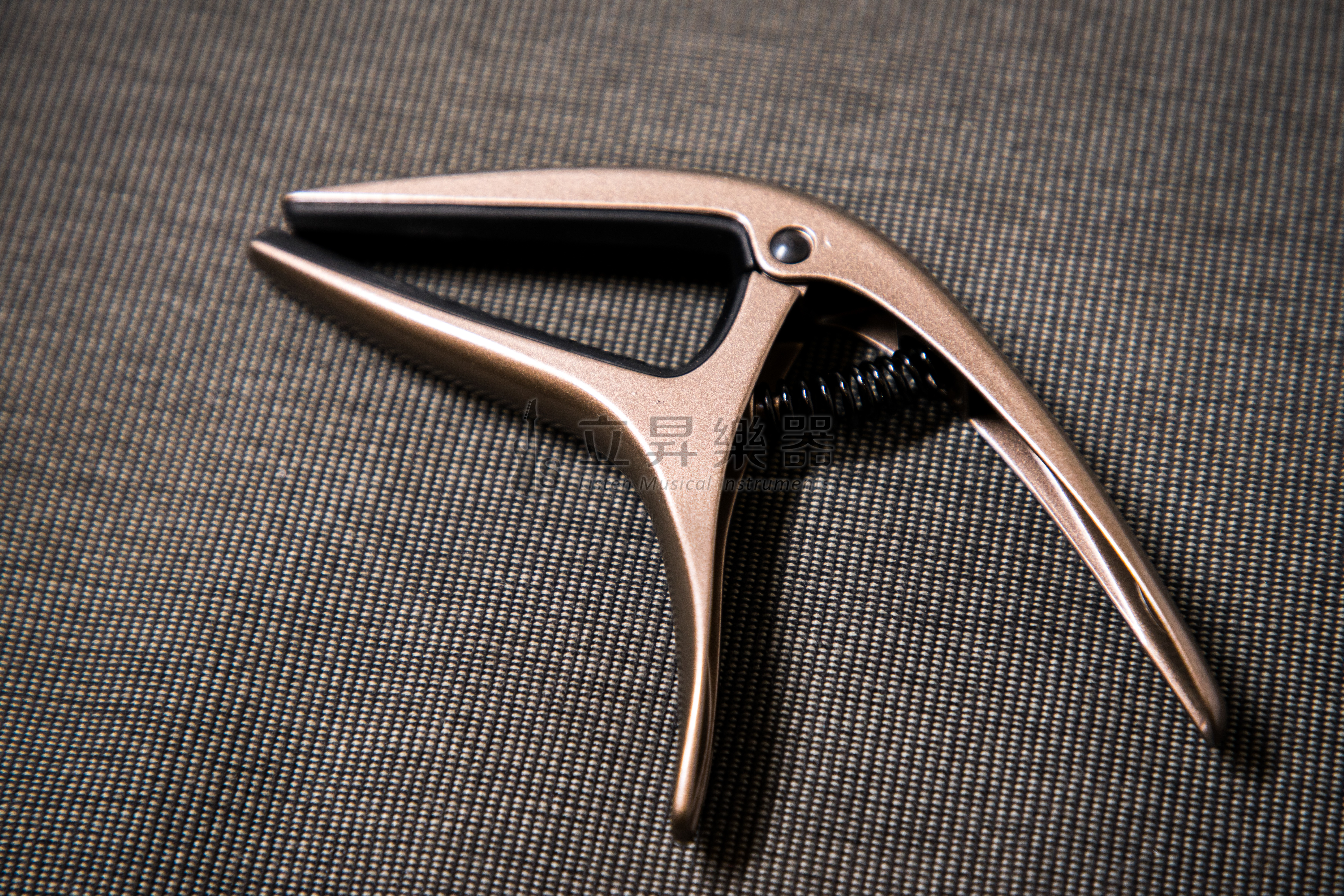 ERNIE ERNIE BALL AXIS CAPO 移調夾 P09608 PEWTER 錫色 雙半徑設計 鋁製結構 民謠吉他/古典吉他/電吉他適用 第 3 張圖片｜三峽吉他 / Bass