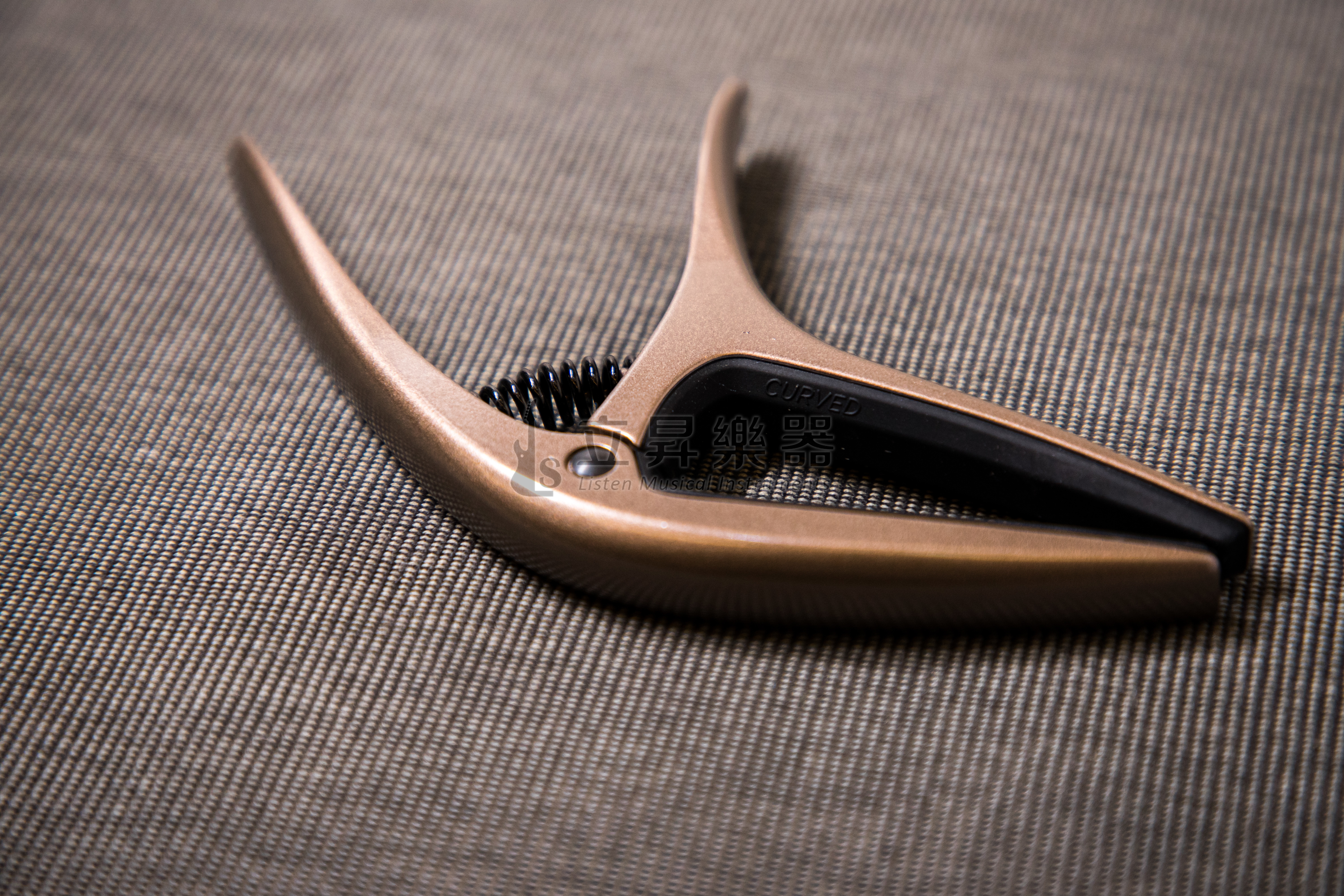 ERNIE ERNIE BALL AXIS CAPO 移調夾 P09608 PEWTER 錫色 雙半徑設計 鋁製結構 民謠吉他/古典吉他/電吉他適用 第 4 張圖片｜三峽吉他 / Bass