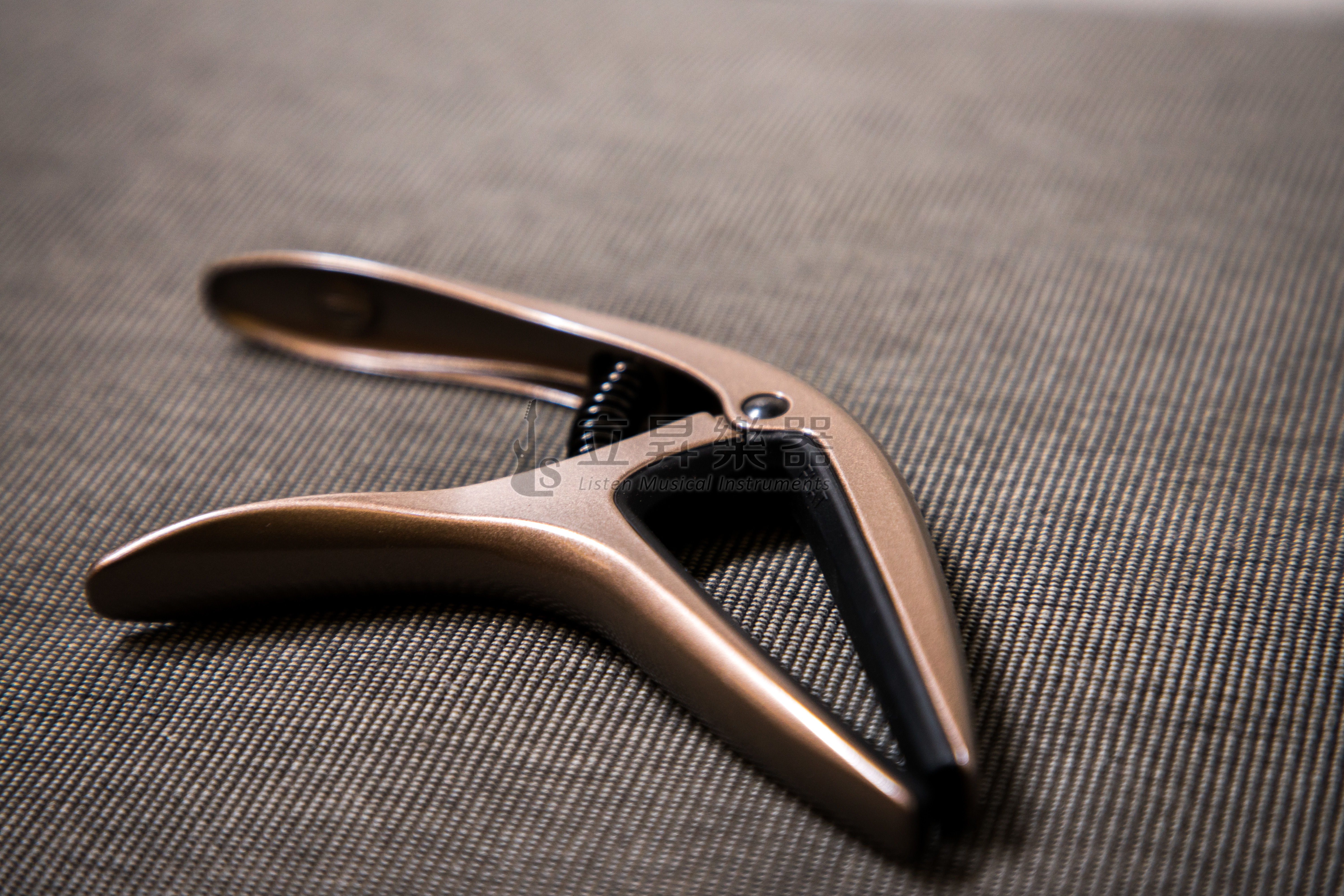 ERNIE ERNIE BALL AXIS CAPO 移調夾 P09608 PEWTER 錫色 雙半徑設計 鋁製結構 民謠吉他/古典吉他/電吉他適用 第 5 張圖片｜三峽吉他 / Bass