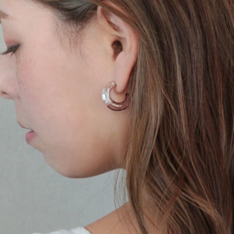 貝殼片封入雙色C形耳環